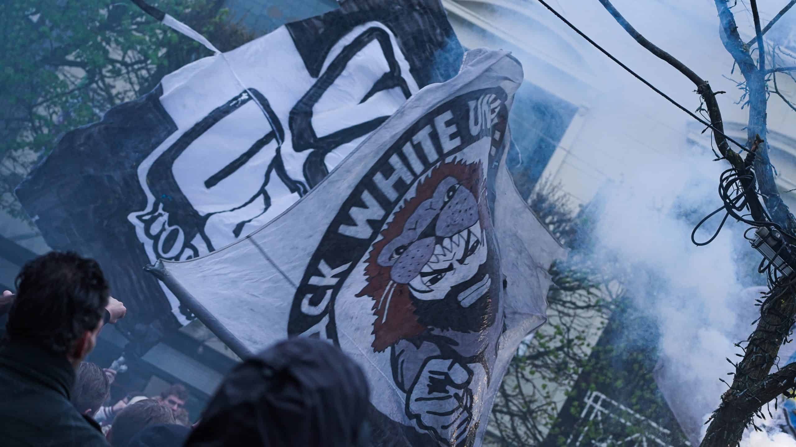 Ouderwetse pitch invasion bij promotie Heracles Almelo