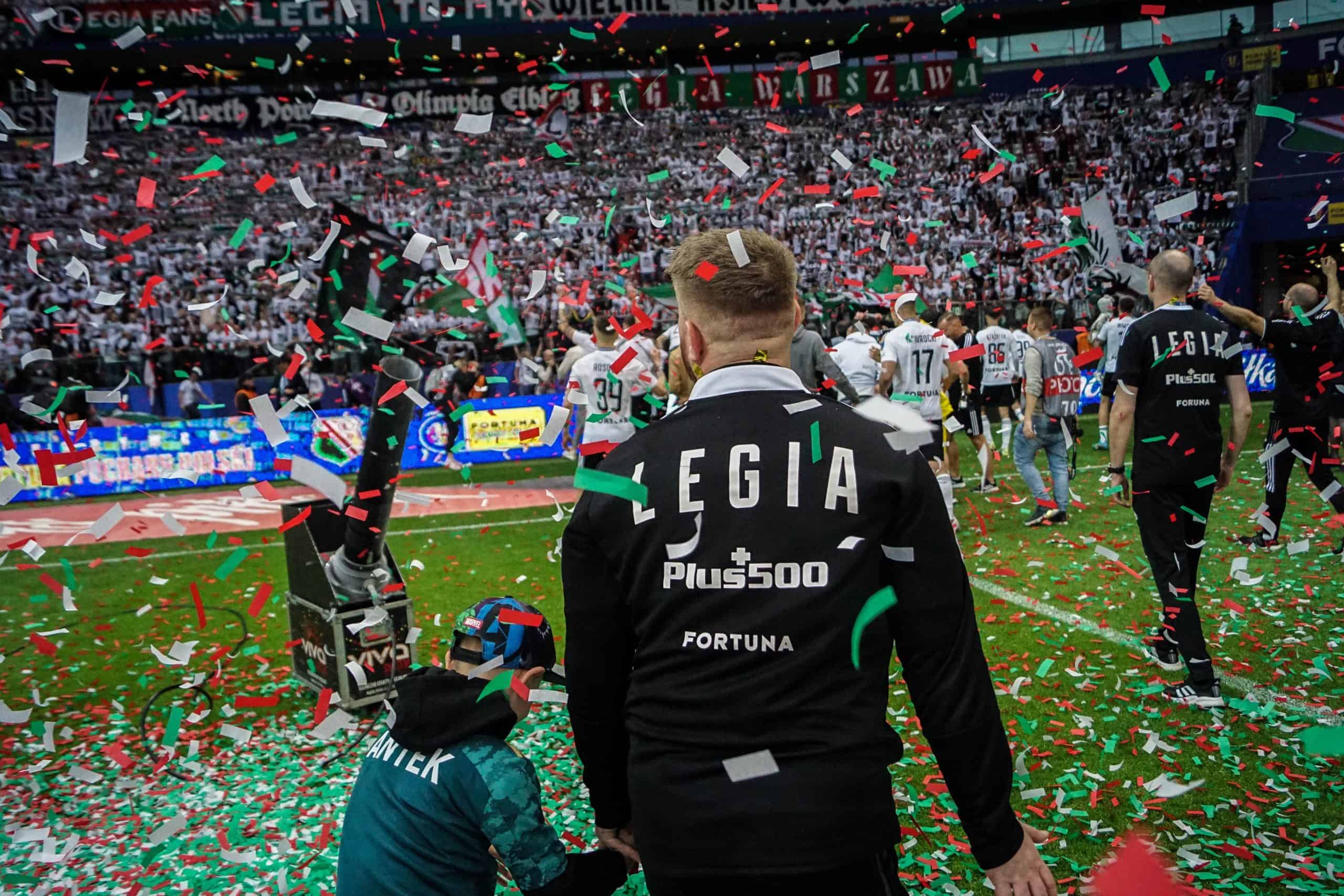 ‘Warschau houdt van winnaars’; Legia pakt beker in pyroparty