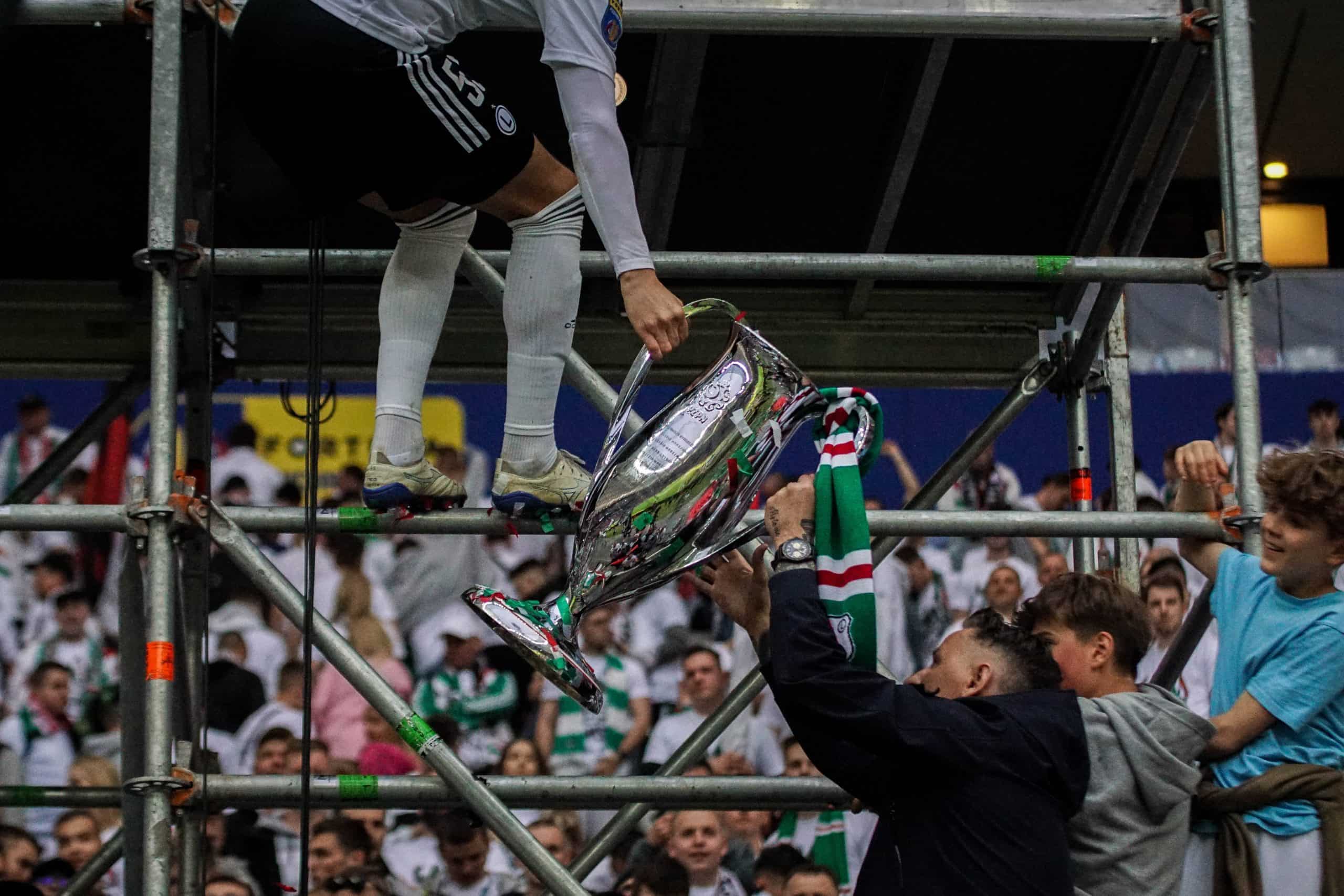 ‘Warschau houdt van winnaars’; Legia pakt beker in pyroparty