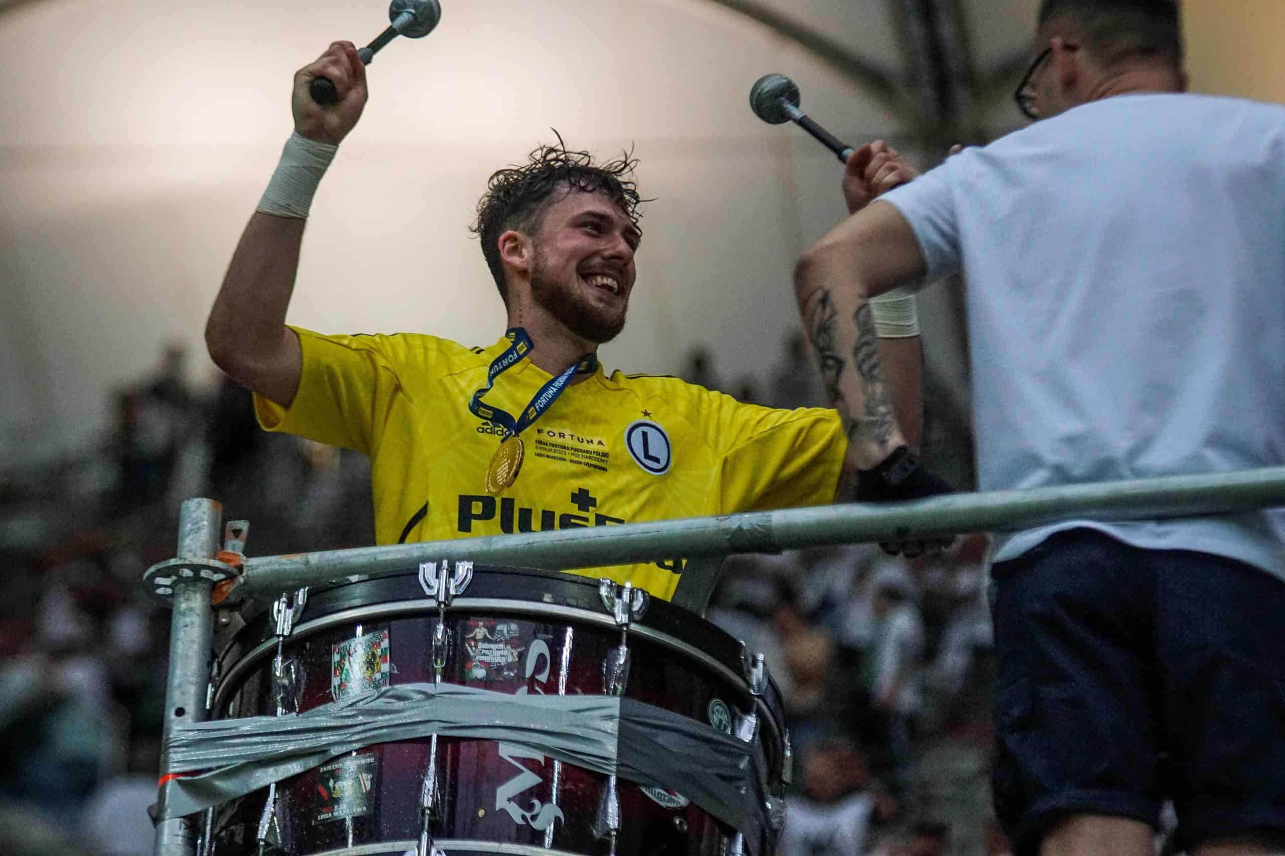‘Warschau houdt van winnaars’; Legia pakt beker in pyroparty