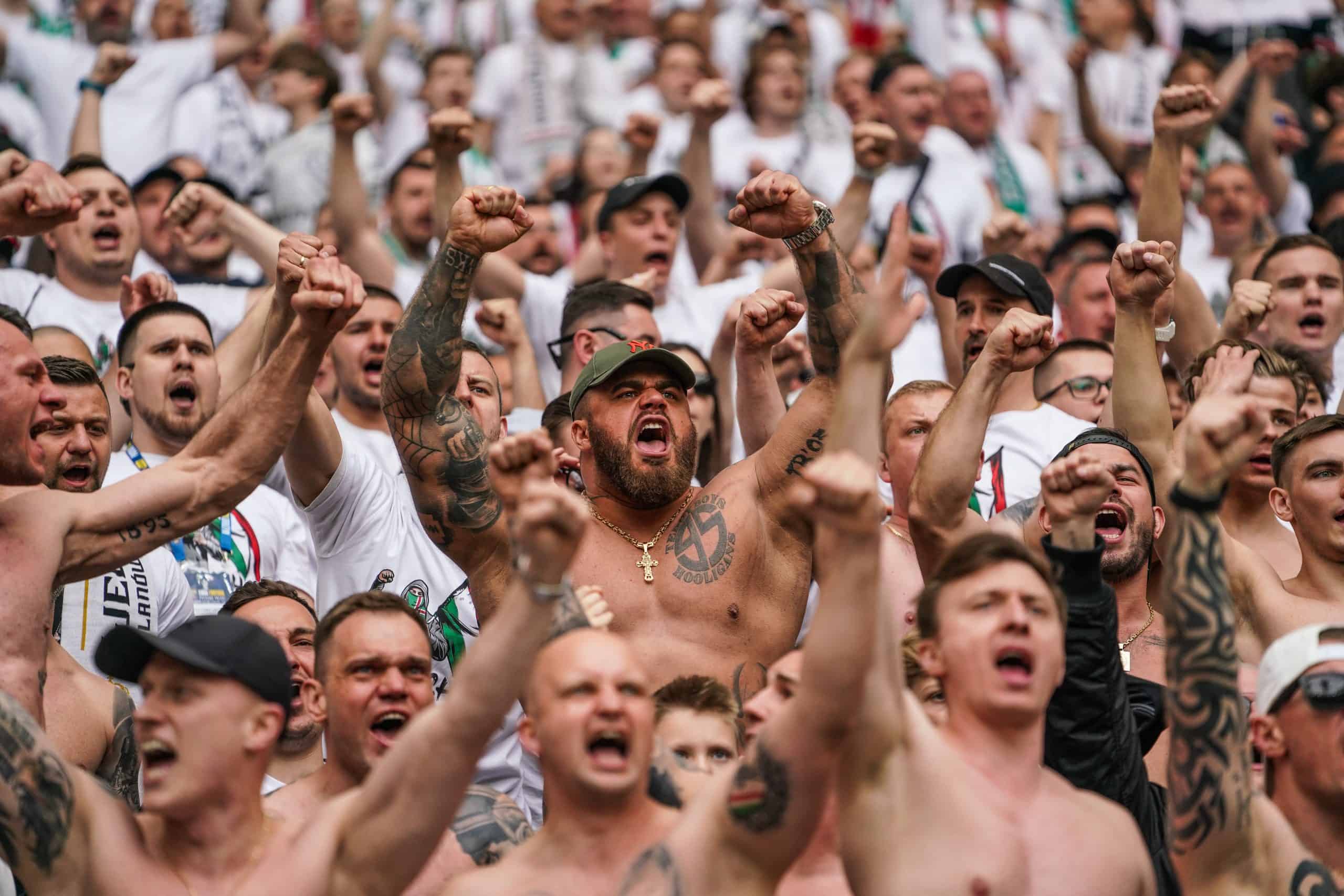 ‘Warschau houdt van winnaars’; Legia pakt beker in pyroparty