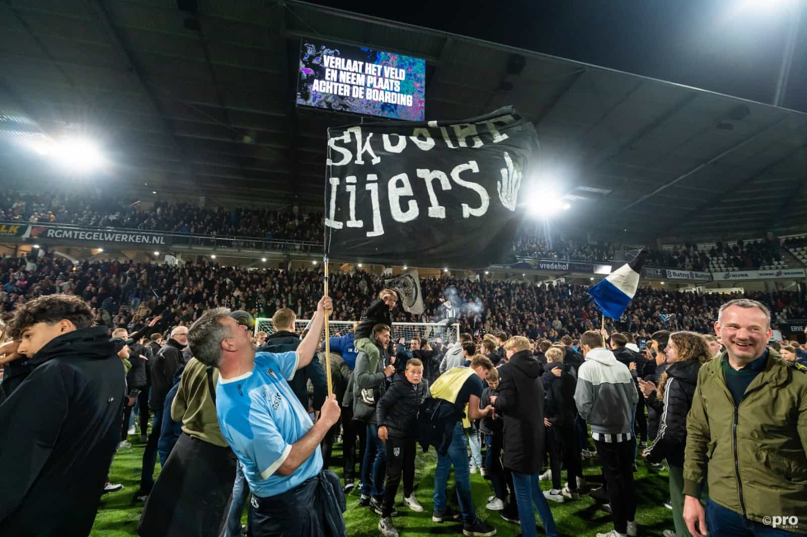 Ouderwetse pitch invasion bij promotie Heracles Almelo
