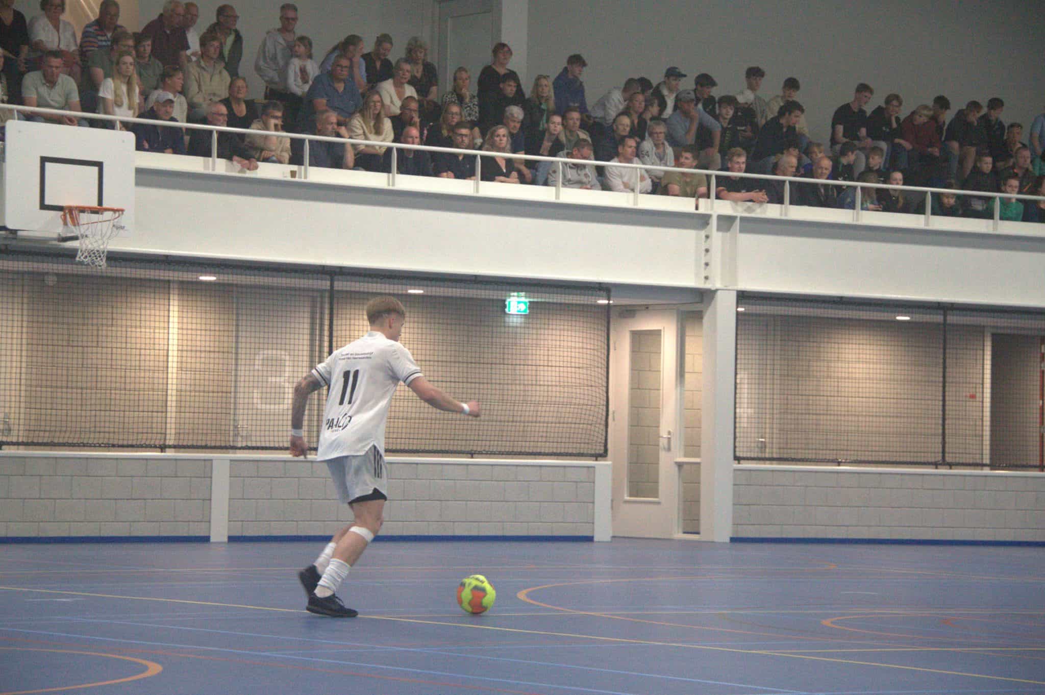 Volle tribune bij Eredivisievoetbal op Texel