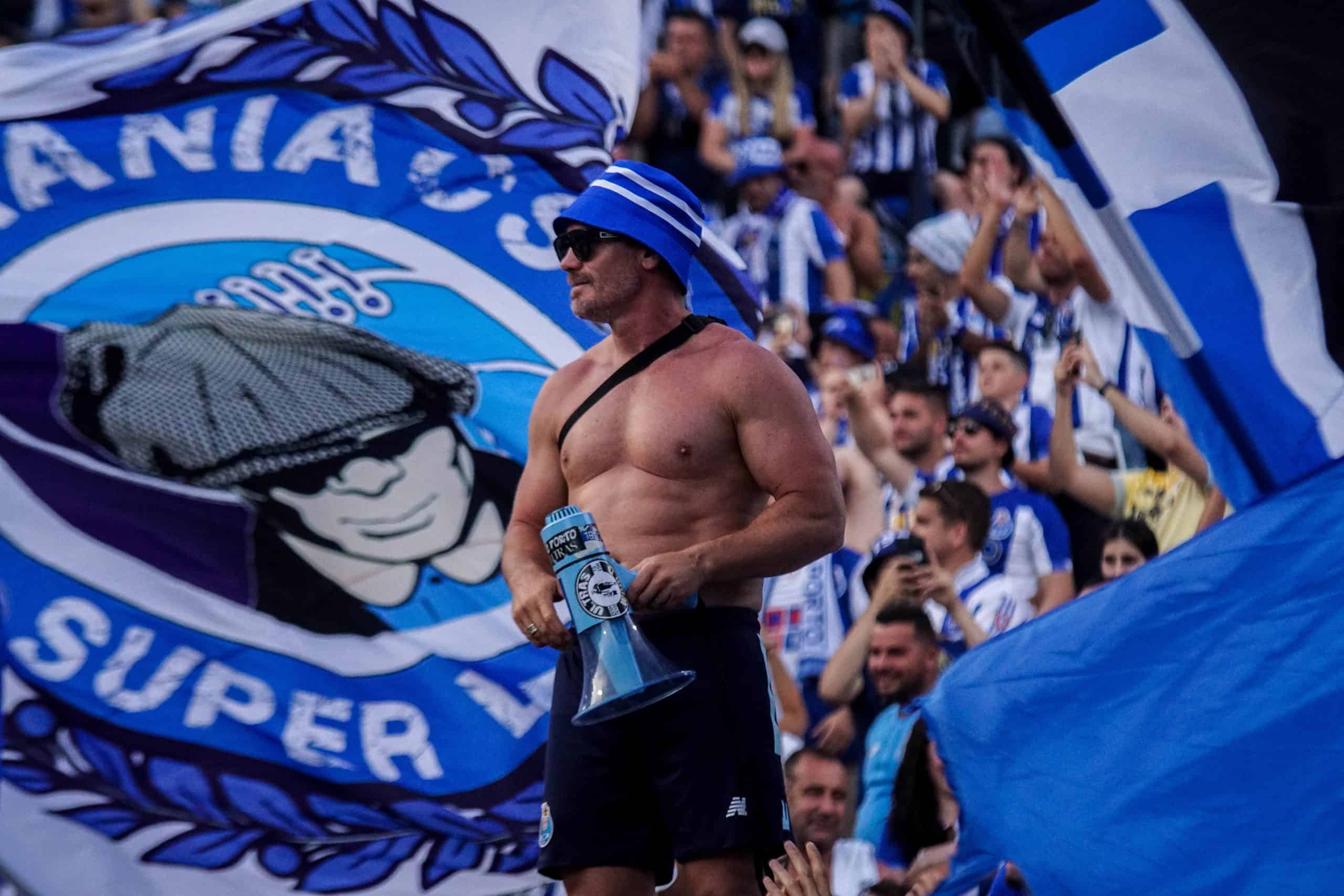 Capo van FC Porto opgepakt; politie valt binnen door presidentsstrijd
