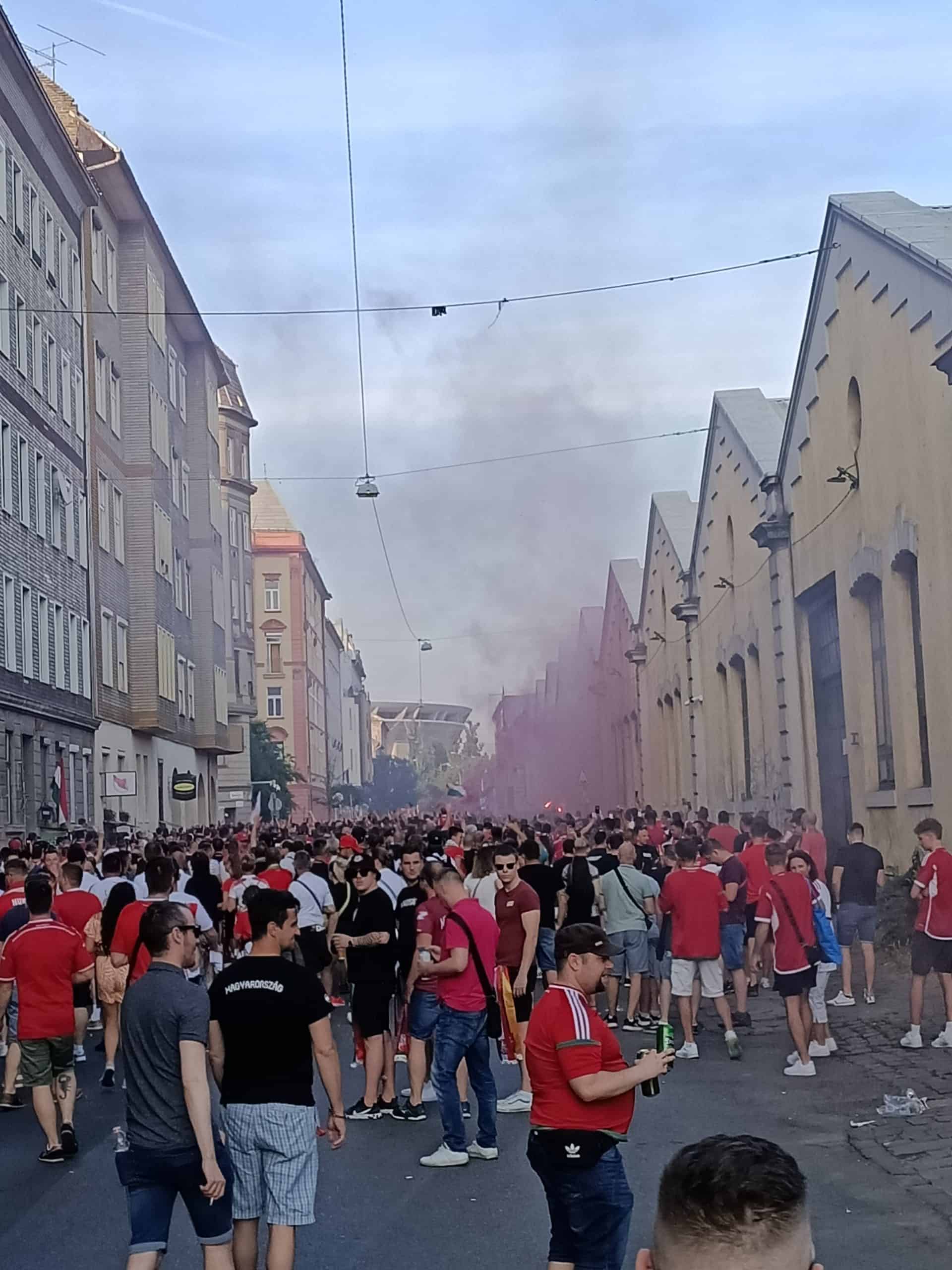 Het fanatisme van Hongaarse supporters is waanzinnig