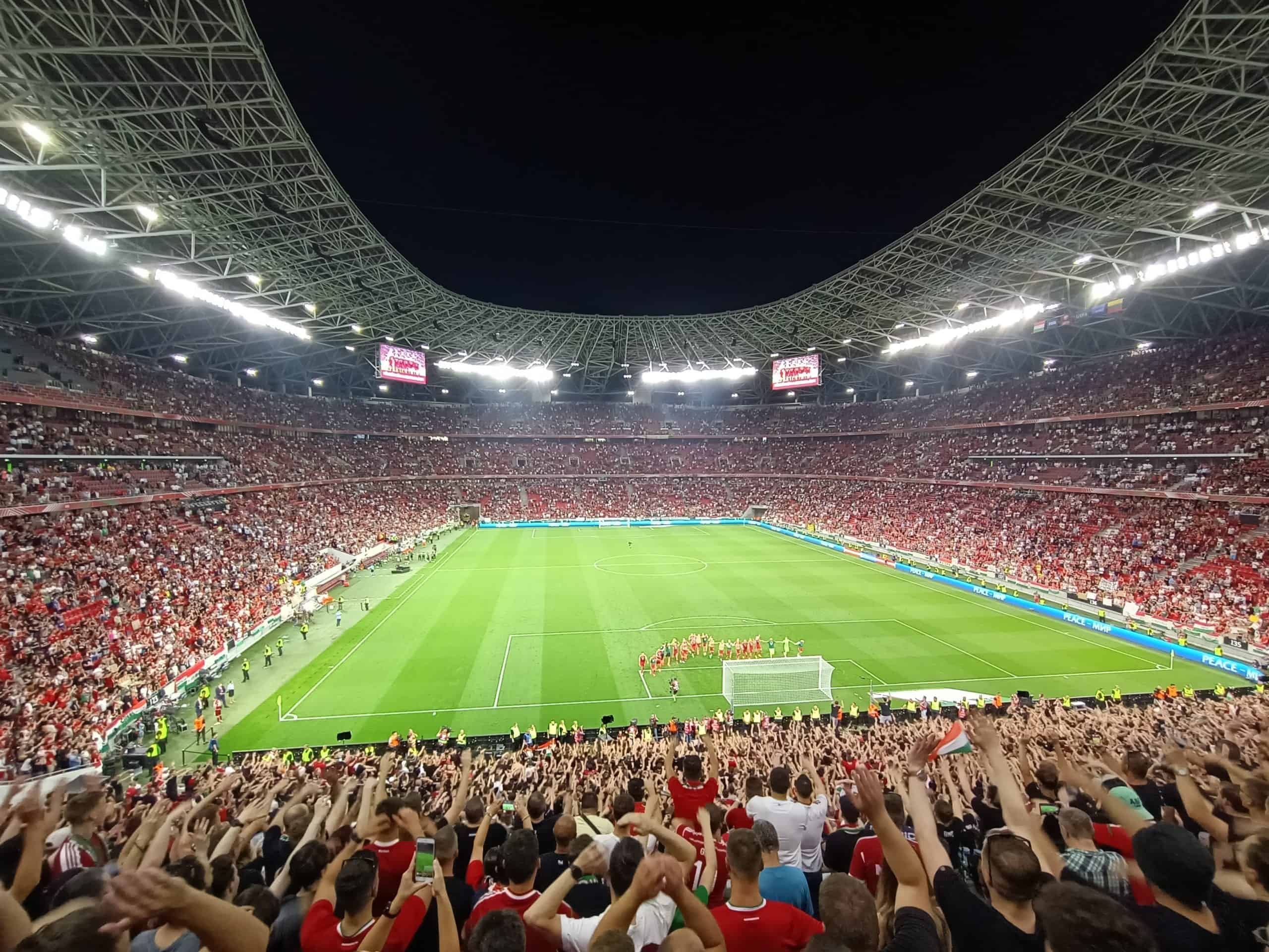 Het fanatisme van Hongaarse supporters is waanzinnig