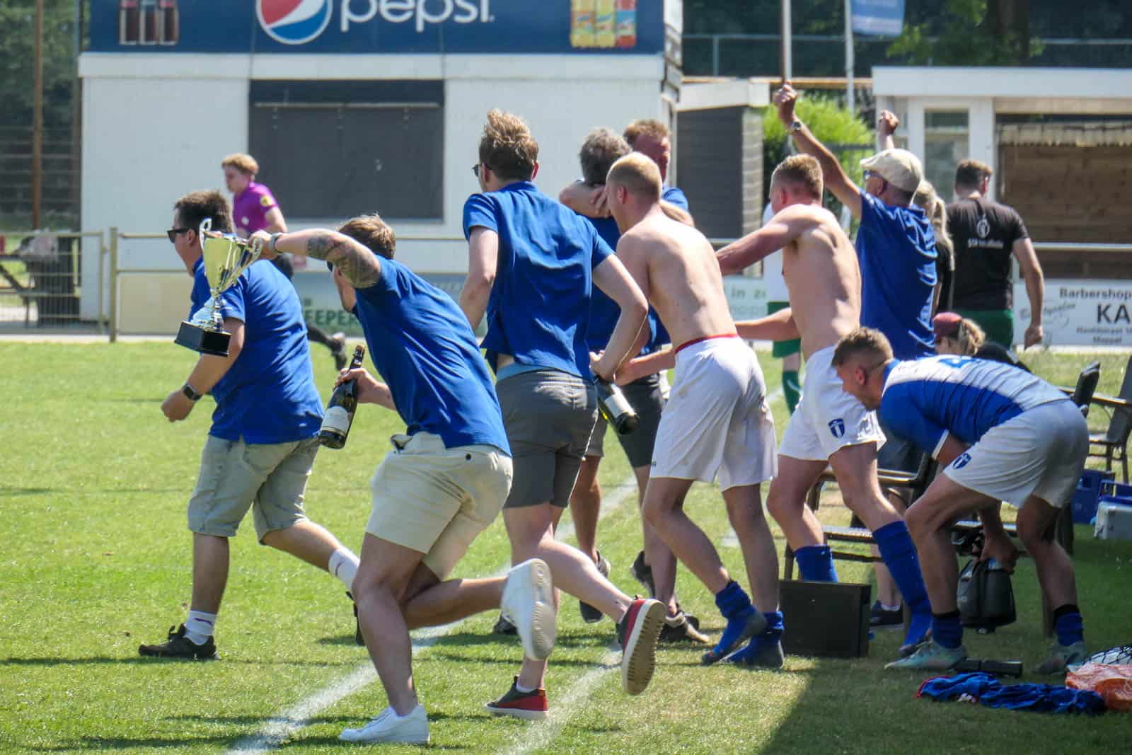 Dorpsclub VV Langezwaag boekt historische promotie