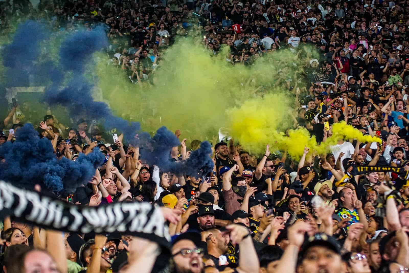 Spektakel bij de derby van LA; Amerikaanse ultras in topvorm