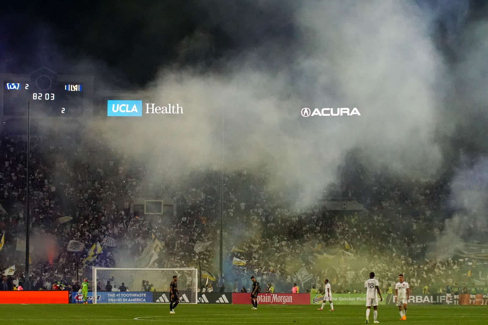 Spektakel bij de derby van LA; Amerikaanse ultras in topvorm
