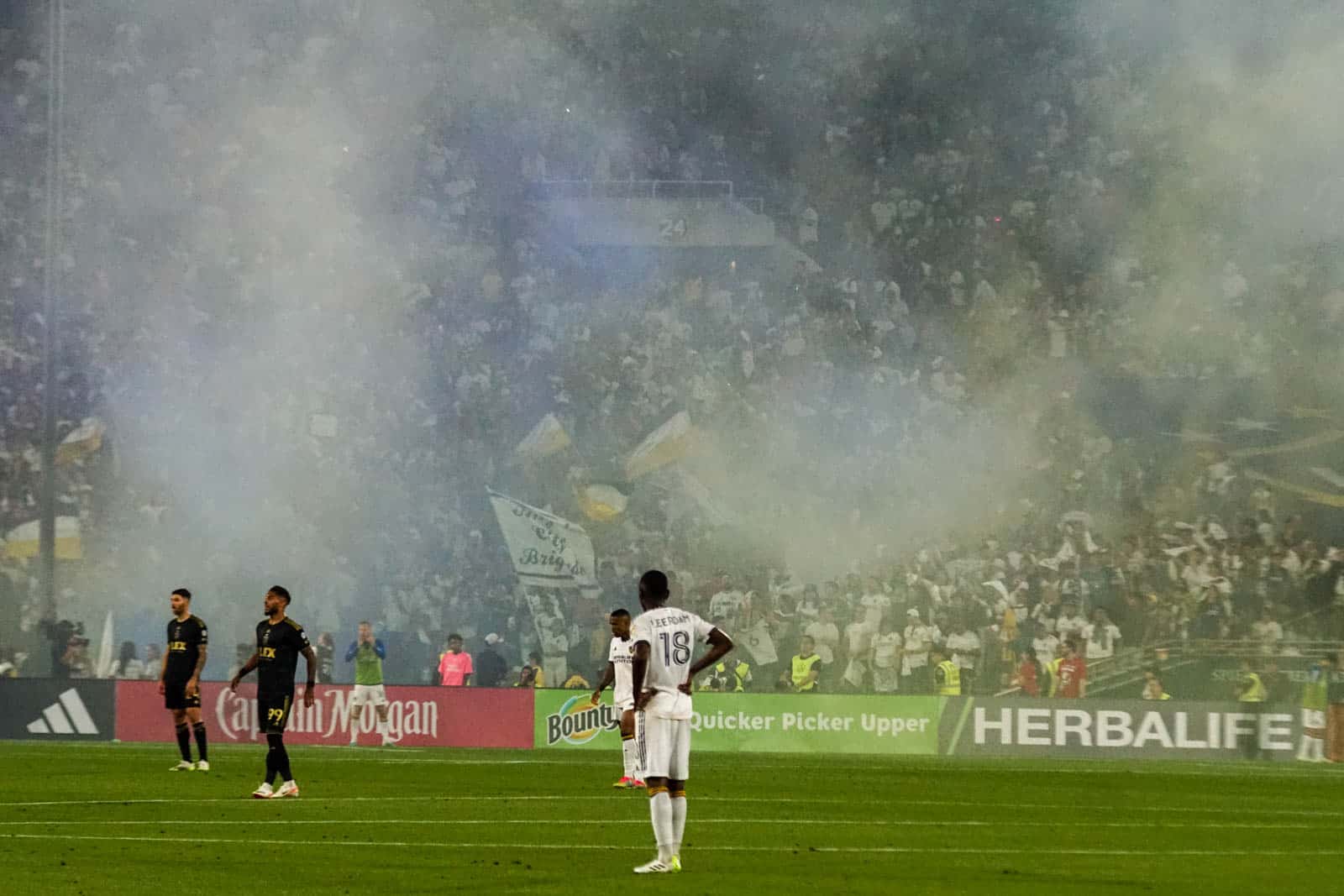 Spektakel bij de derby van LA; Amerikaanse ultras in topvorm