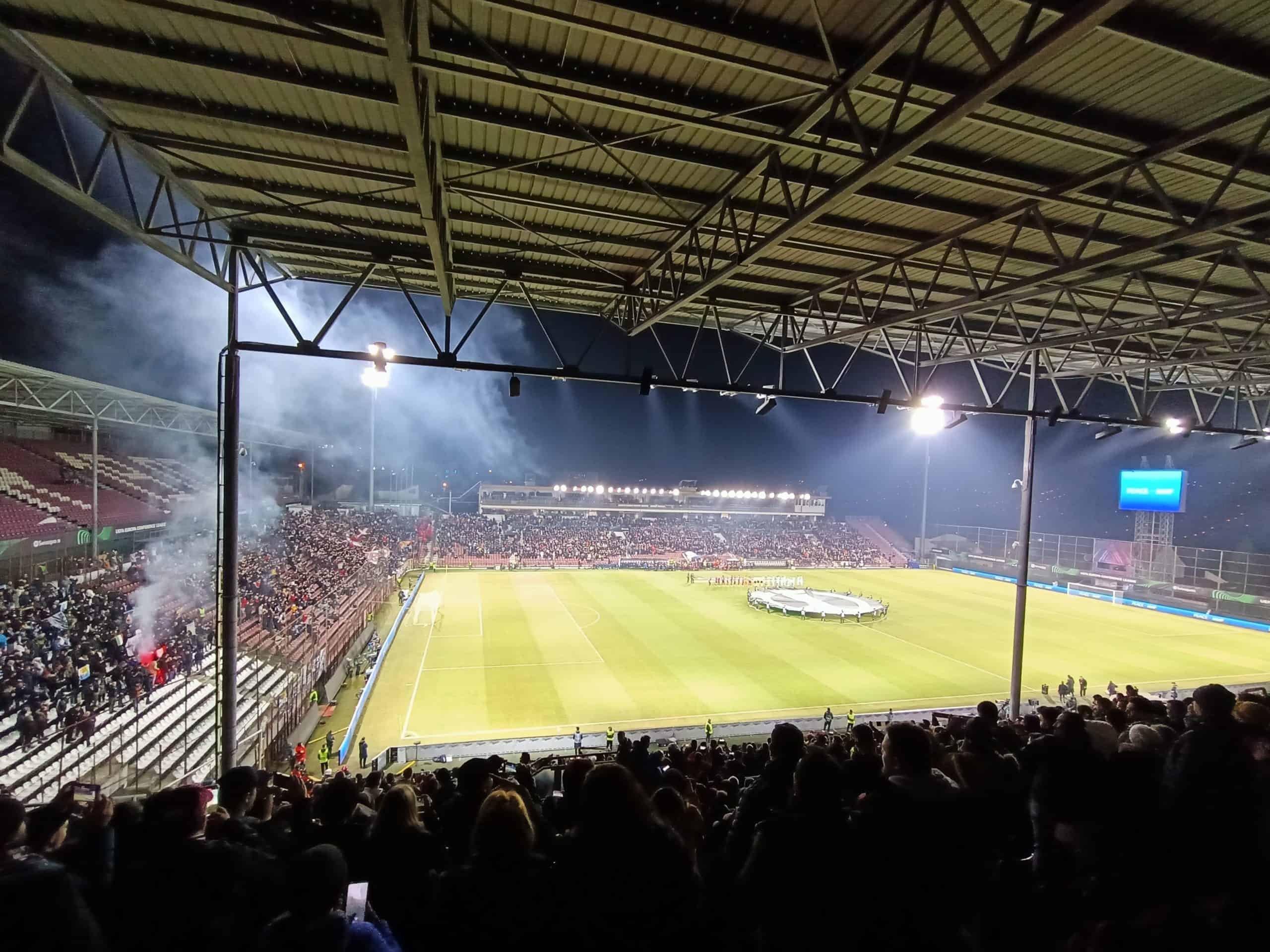 Héérlijke tribune in Cluj: je leven niet zeker
