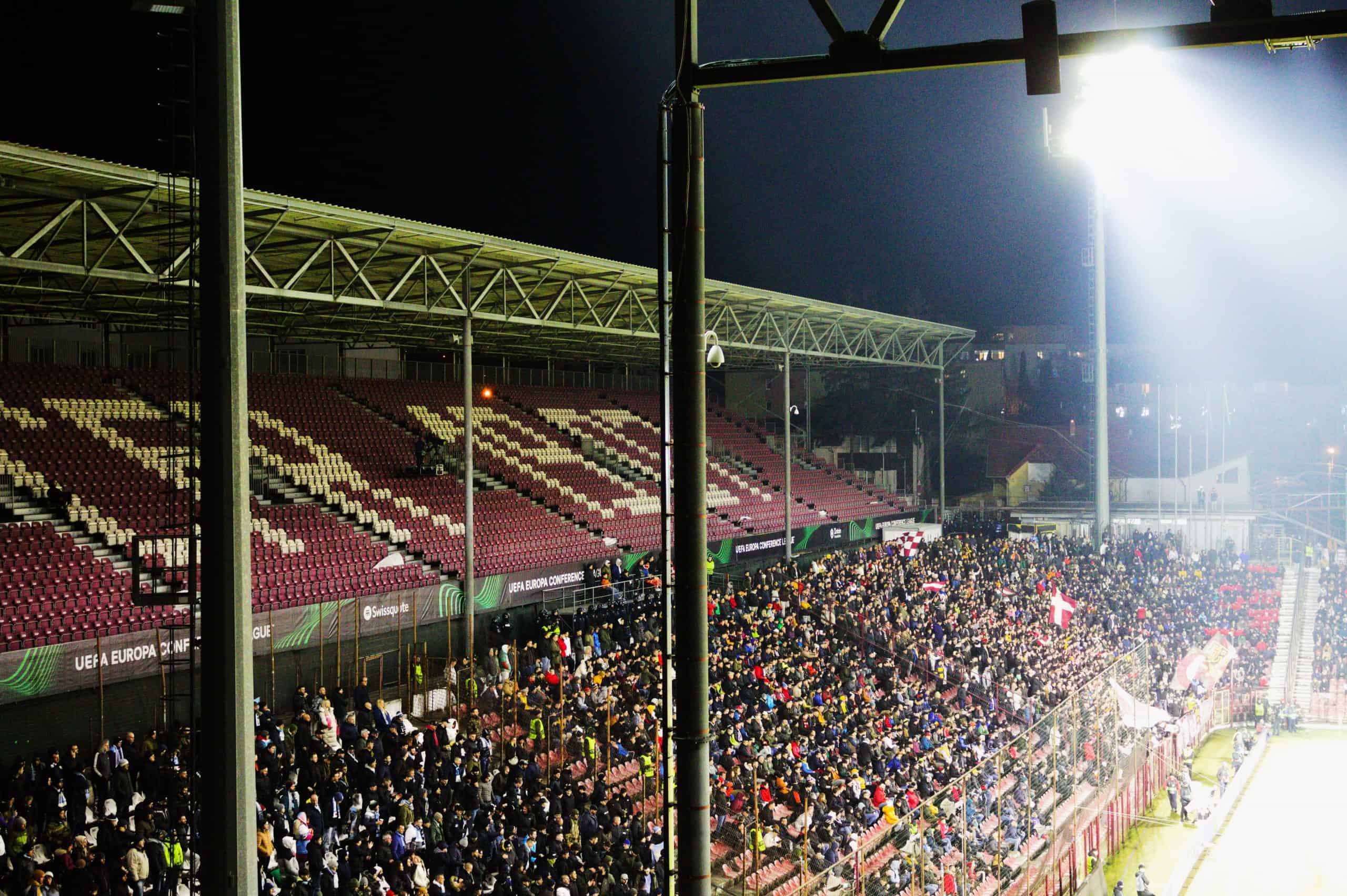 Héérlijke tribune in Cluj: je leven niet zeker