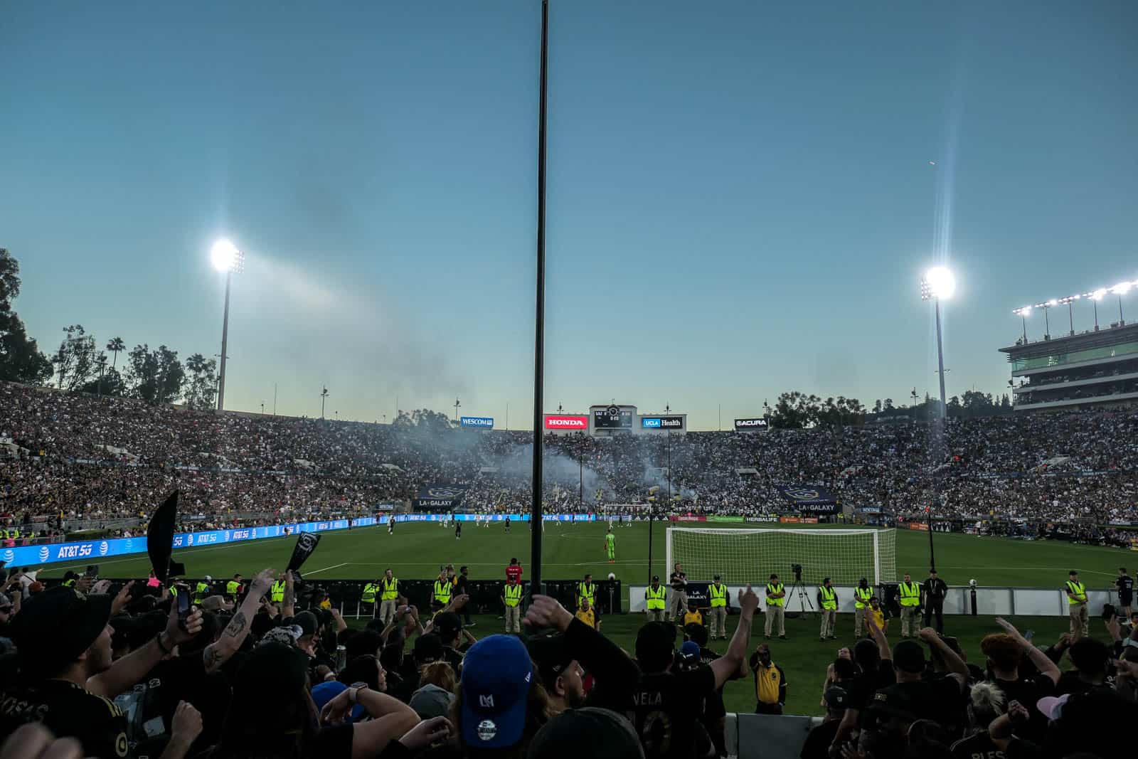 Spektakel bij de derby van LA; Amerikaanse ultras in topvorm