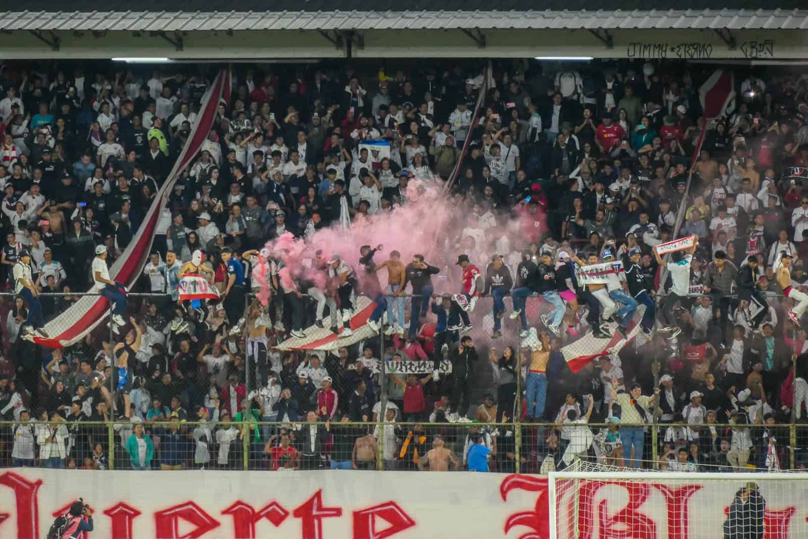 Achtbaan aan emoties voor supporters LDU Quito en Nublense eindigt pas na penalty’s