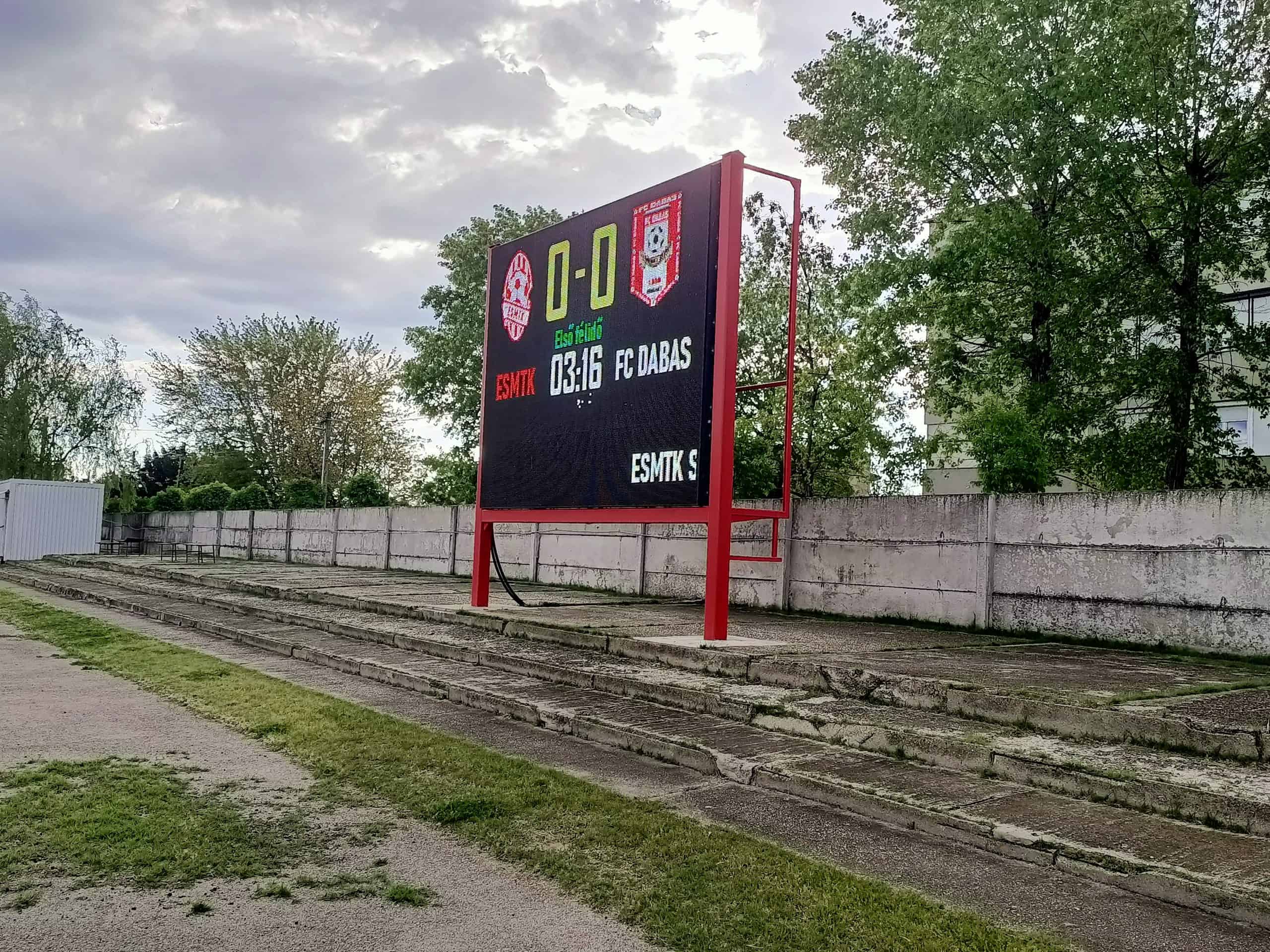 Legia Warschau-ultras langs bij linkse club in Boedapest