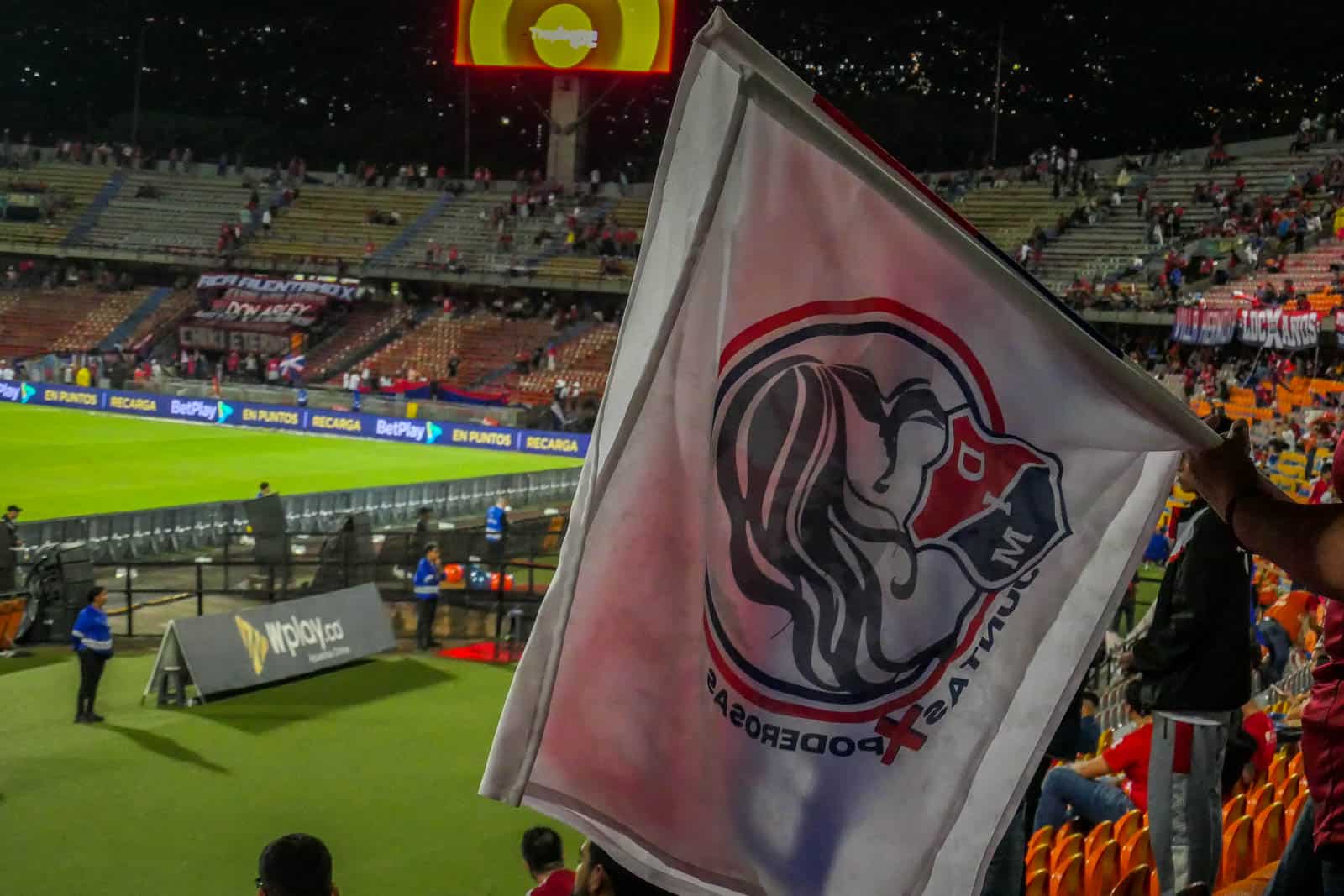 Ontlading na late treffer bij Medellin derby vol pyro en spandoeken