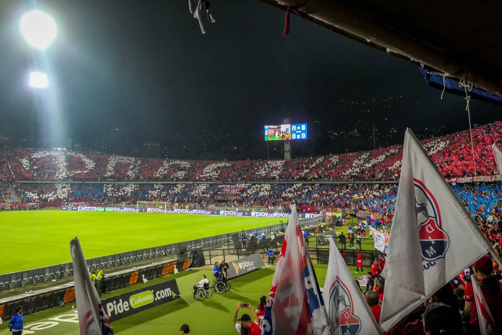 Ontlading na late treffer bij Medellin derby vol pyro en spandoeken
