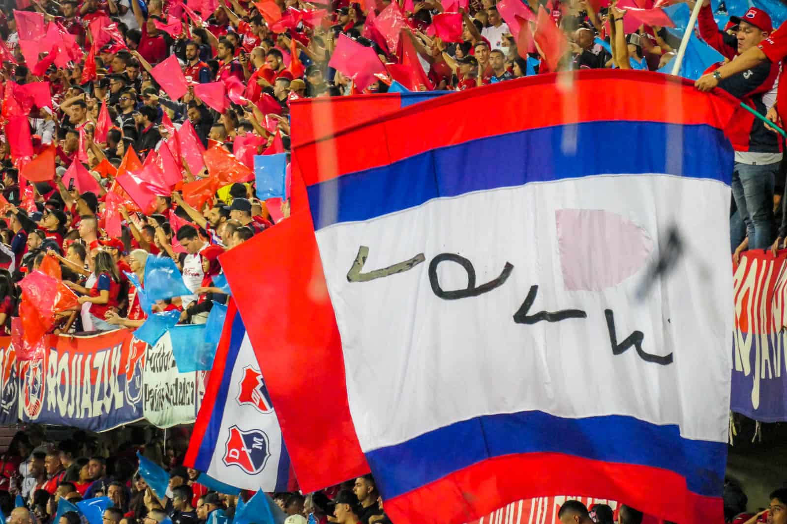Ontlading na late treffer bij Medellin derby vol pyro en spandoeken