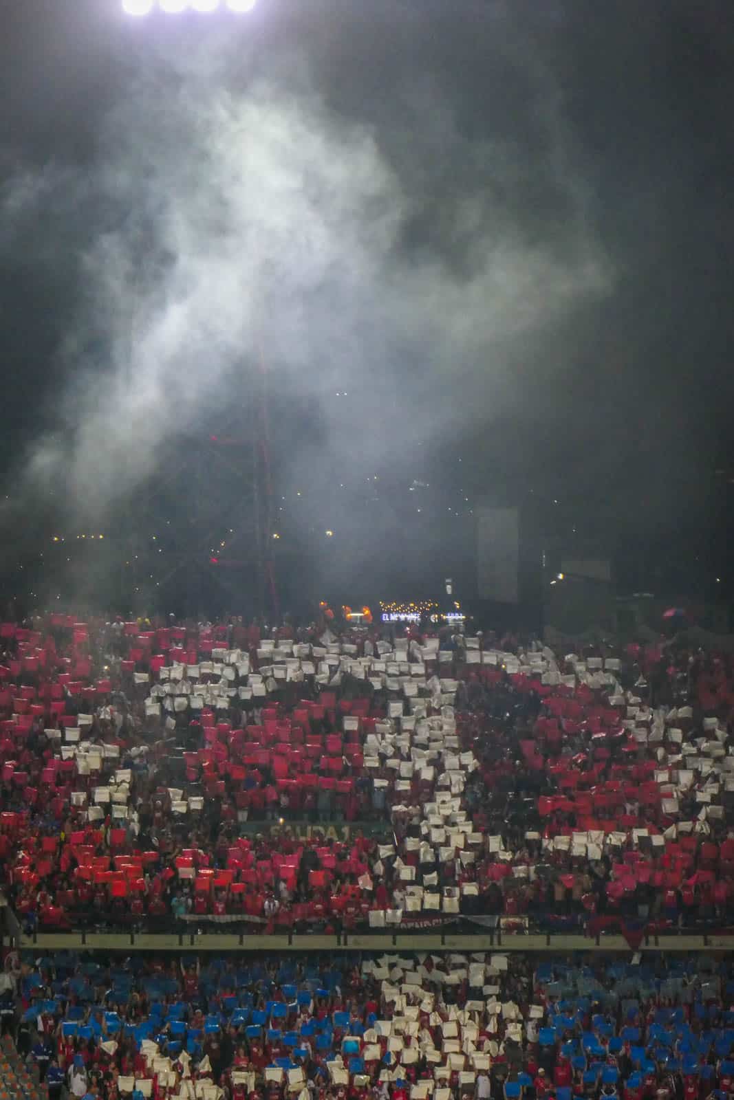 Ontlading na late treffer bij Medellin derby vol pyro en spandoeken