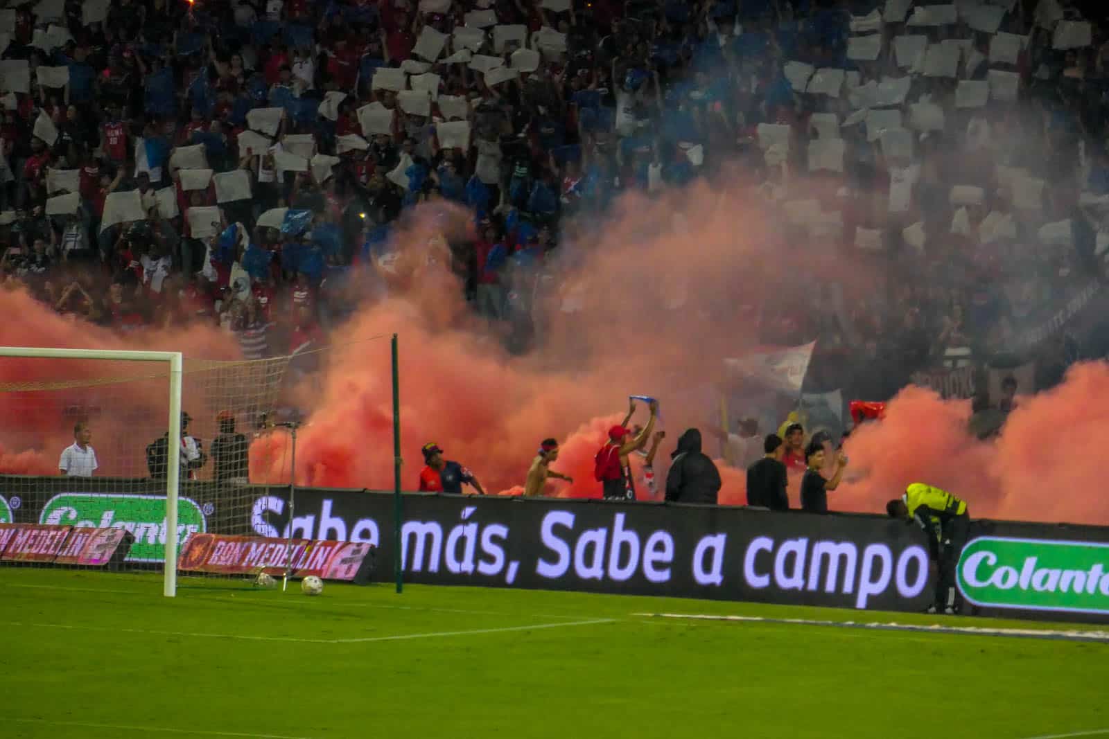 Ontlading na late treffer bij Medellin derby vol pyro en spandoeken