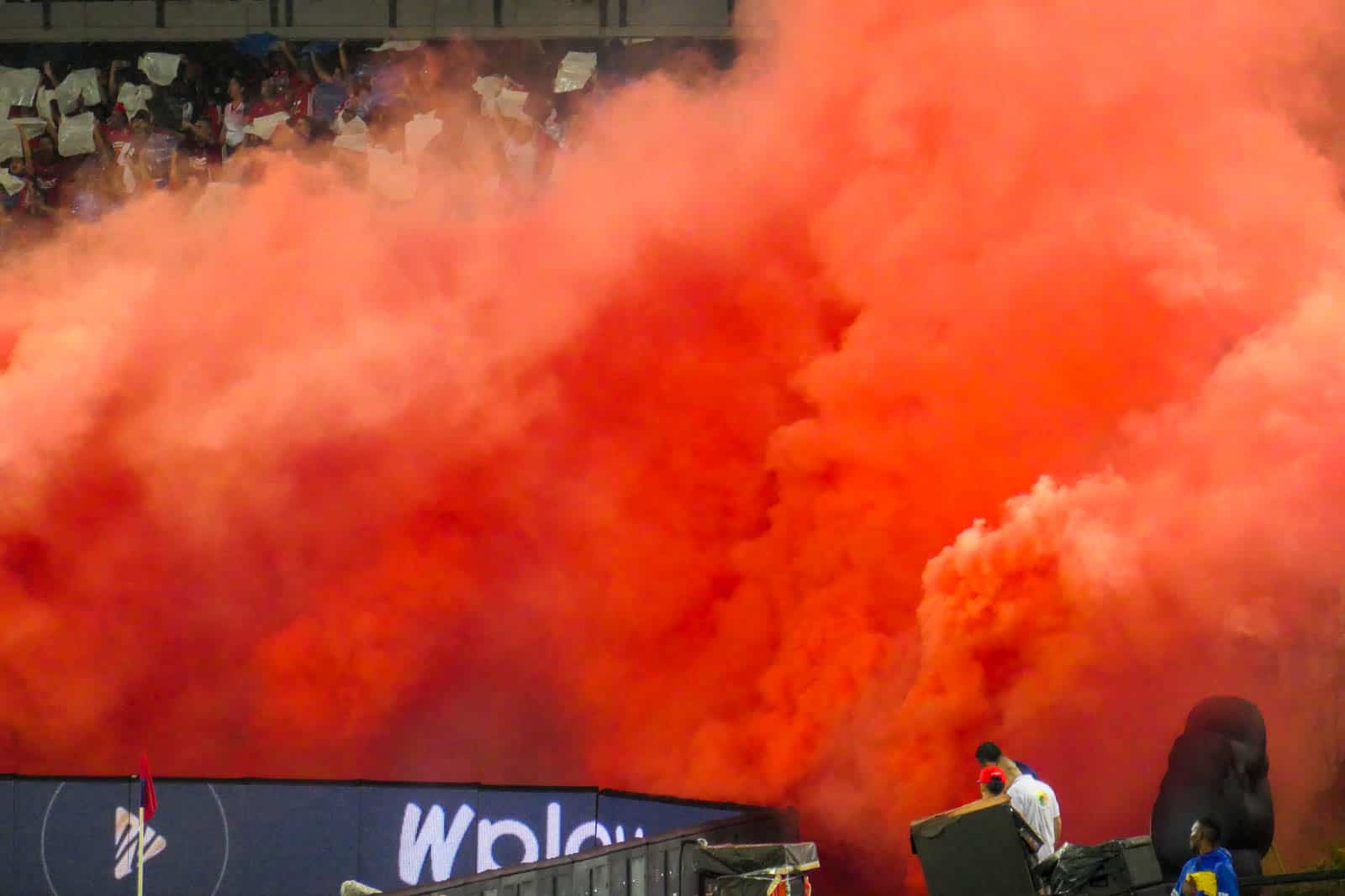 Ontlading na late treffer bij Medellin derby vol pyro en spandoeken