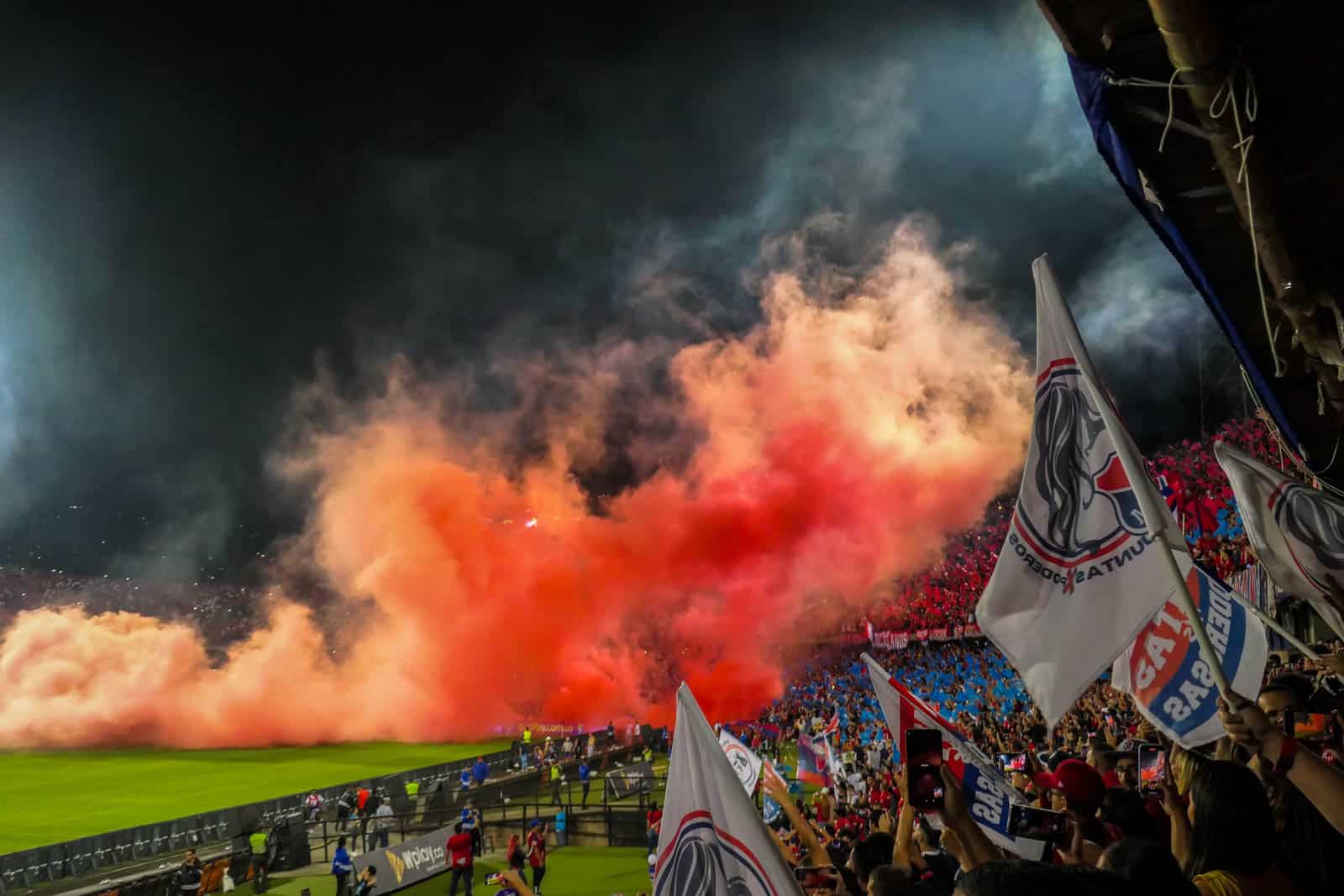 Ontlading na late treffer bij Medellin derby vol pyro en spandoeken