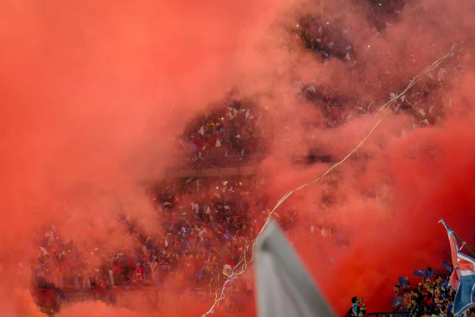 Ontlading na late treffer bij Medellin derby vol pyro en spandoeken