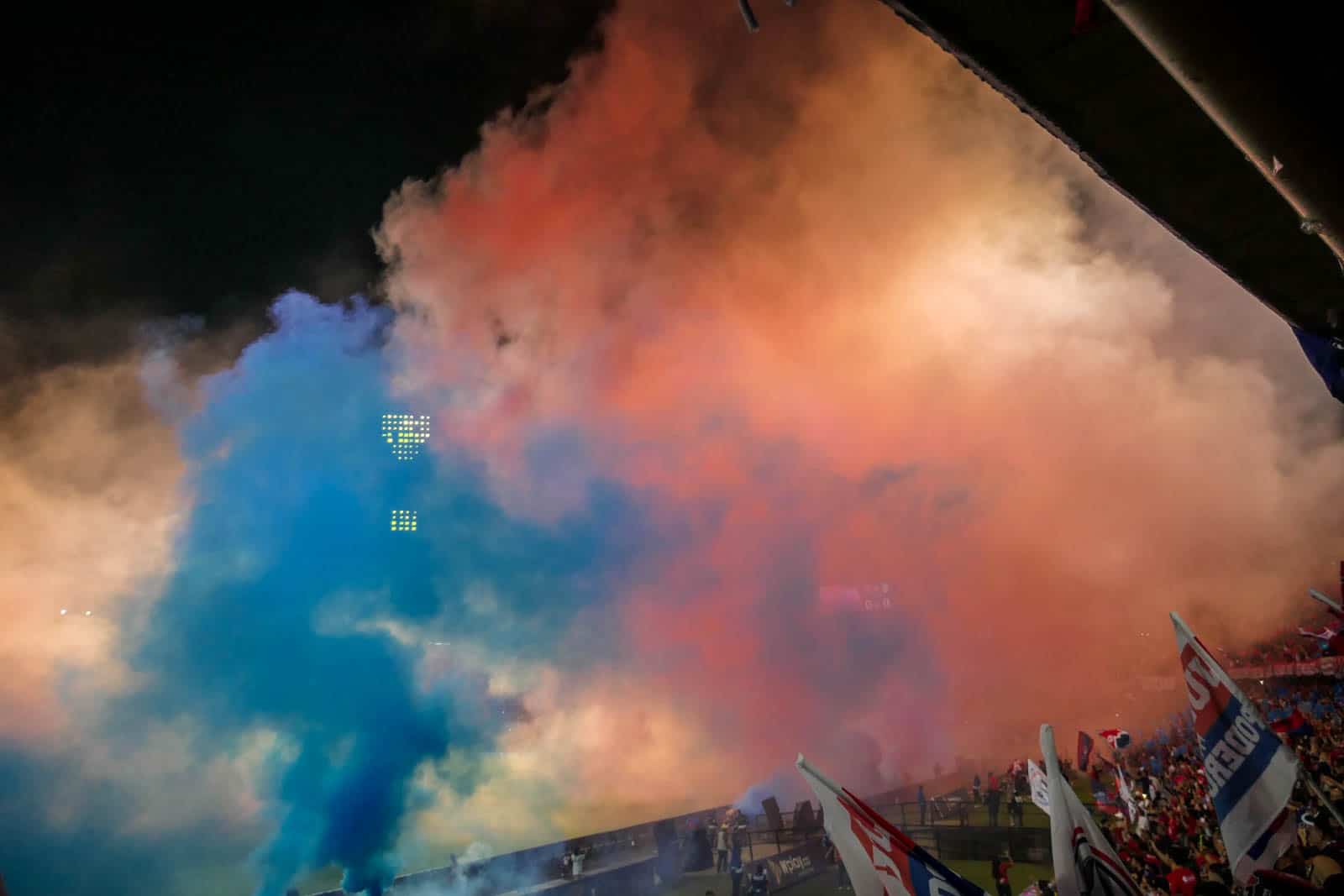 Ontlading na late treffer bij Medellin derby vol pyro en