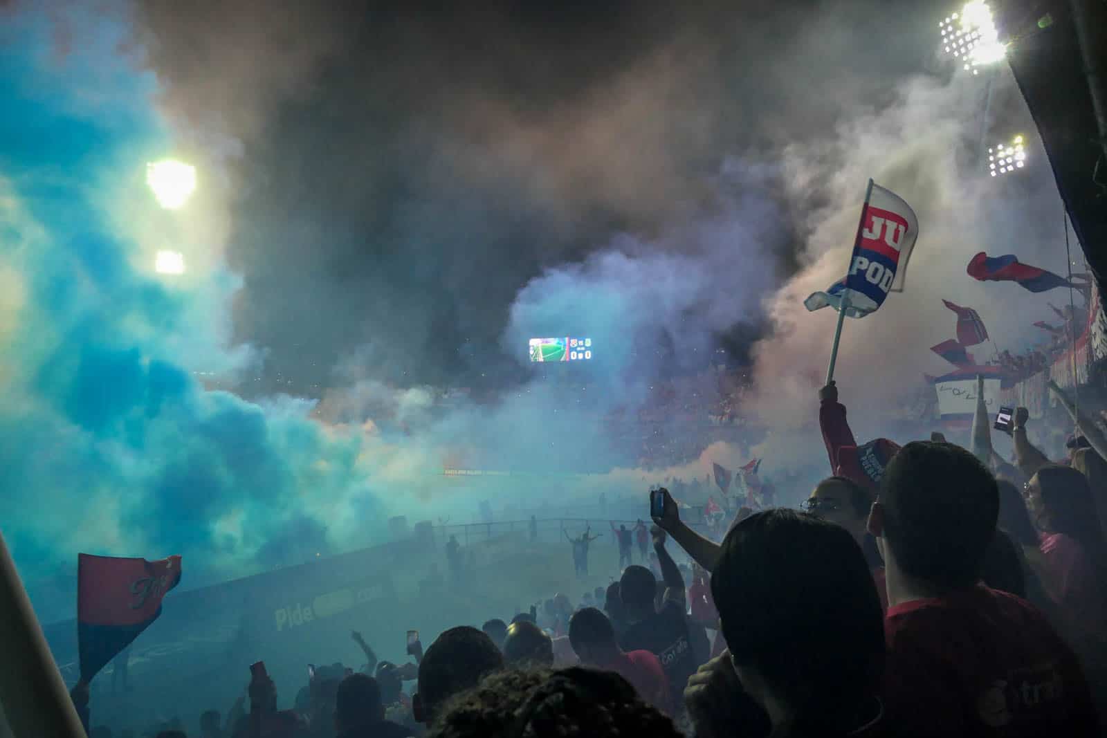 Ontlading na late treffer bij Medellin derby vol pyro en spandoeken