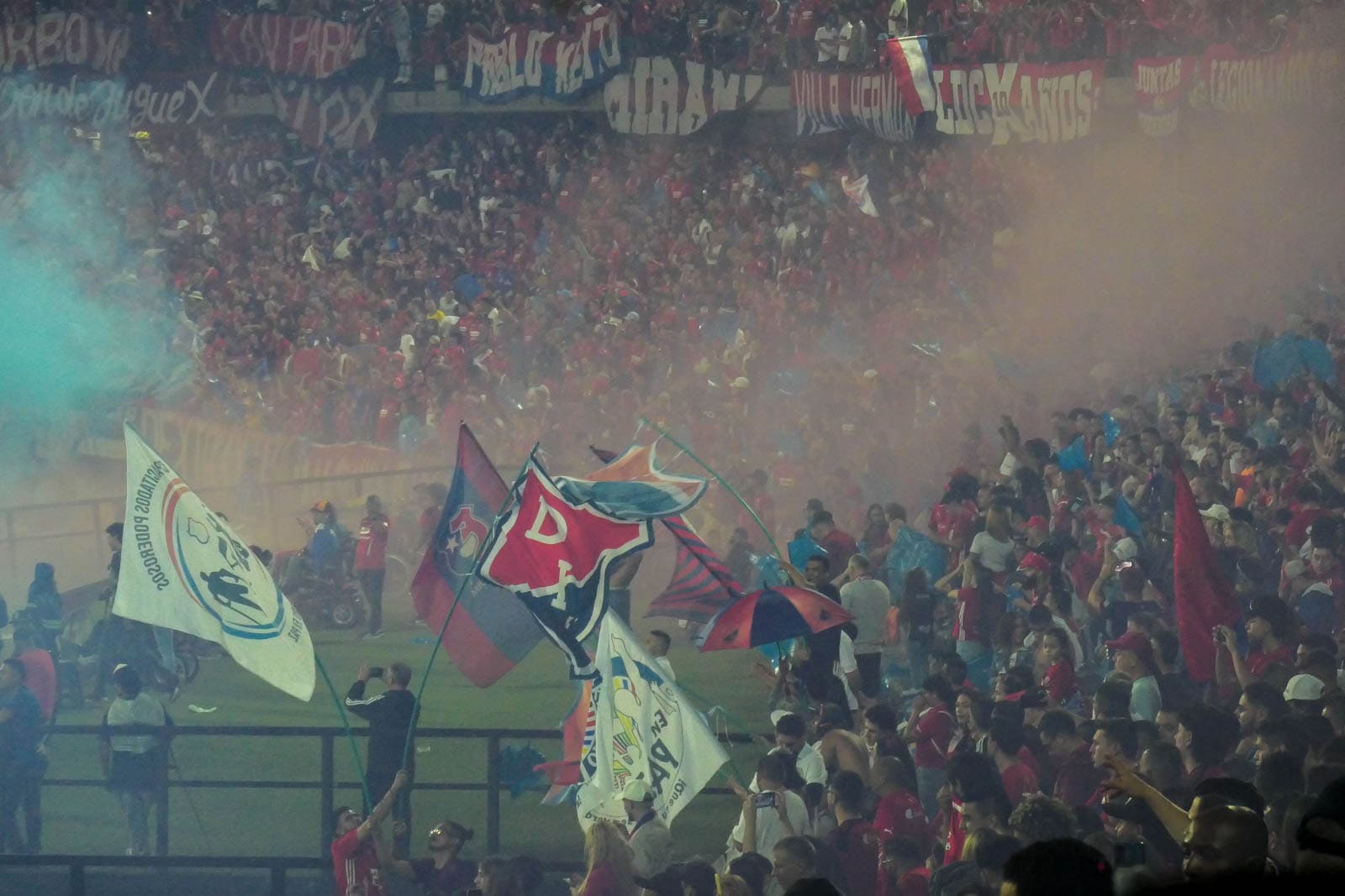 Ontlading na late treffer bij Medellin derby vol pyro en spandoeken