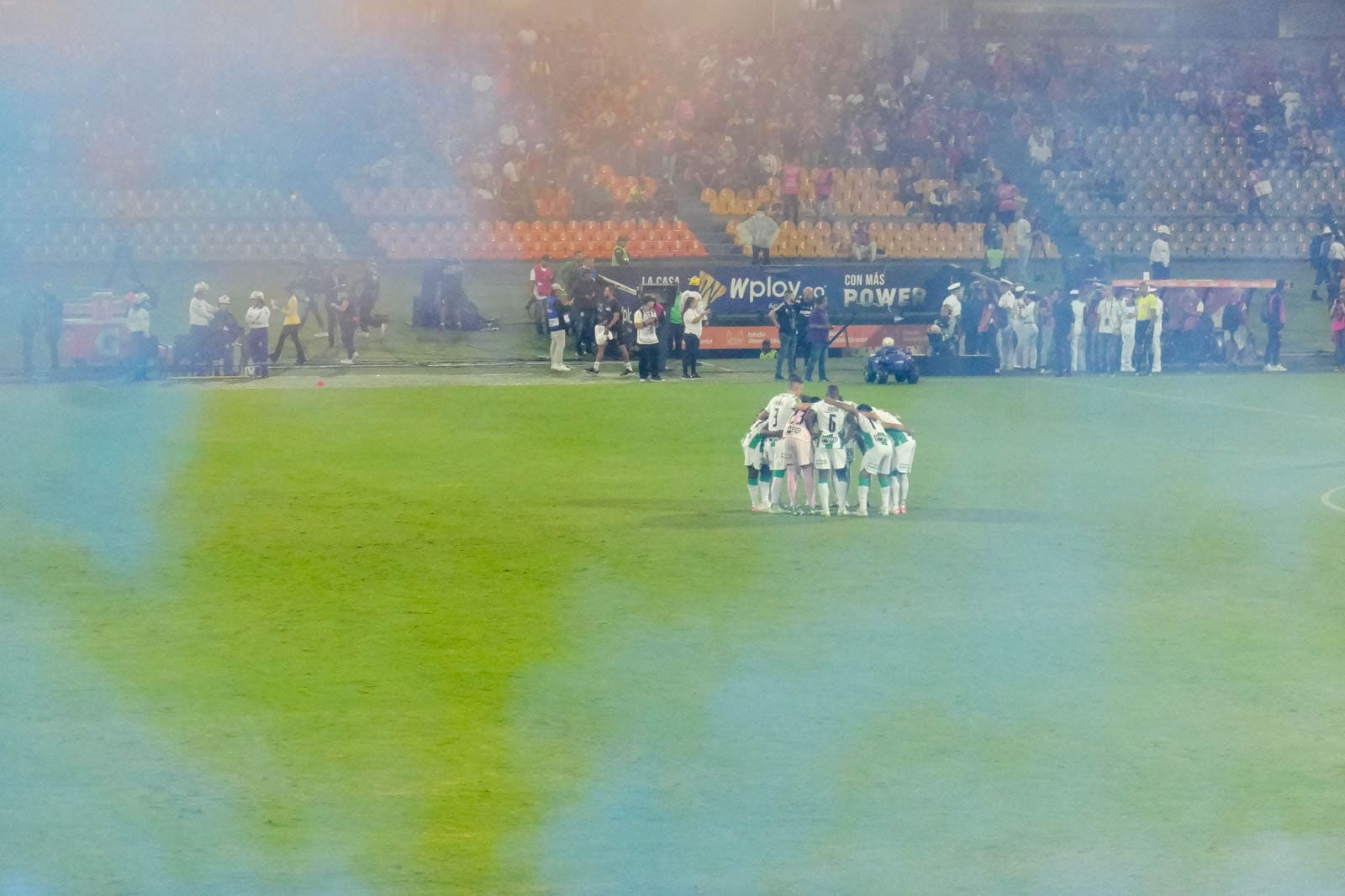 Ontlading na late treffer bij Medellin derby vol pyro en spandoeken