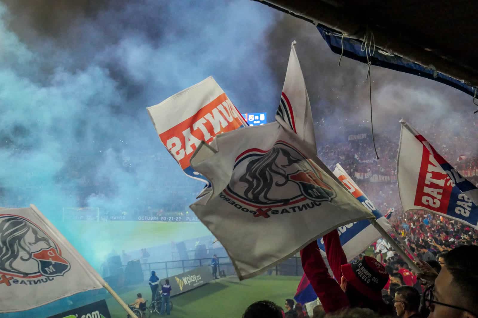 Ontlading na late treffer bij Medellin derby vol pyro en spandoeken