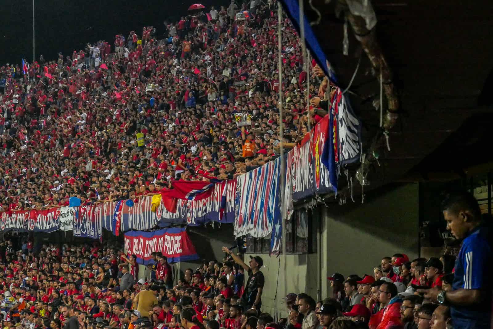 Ontlading na late treffer bij Medellin derby vol pyro en spandoeken