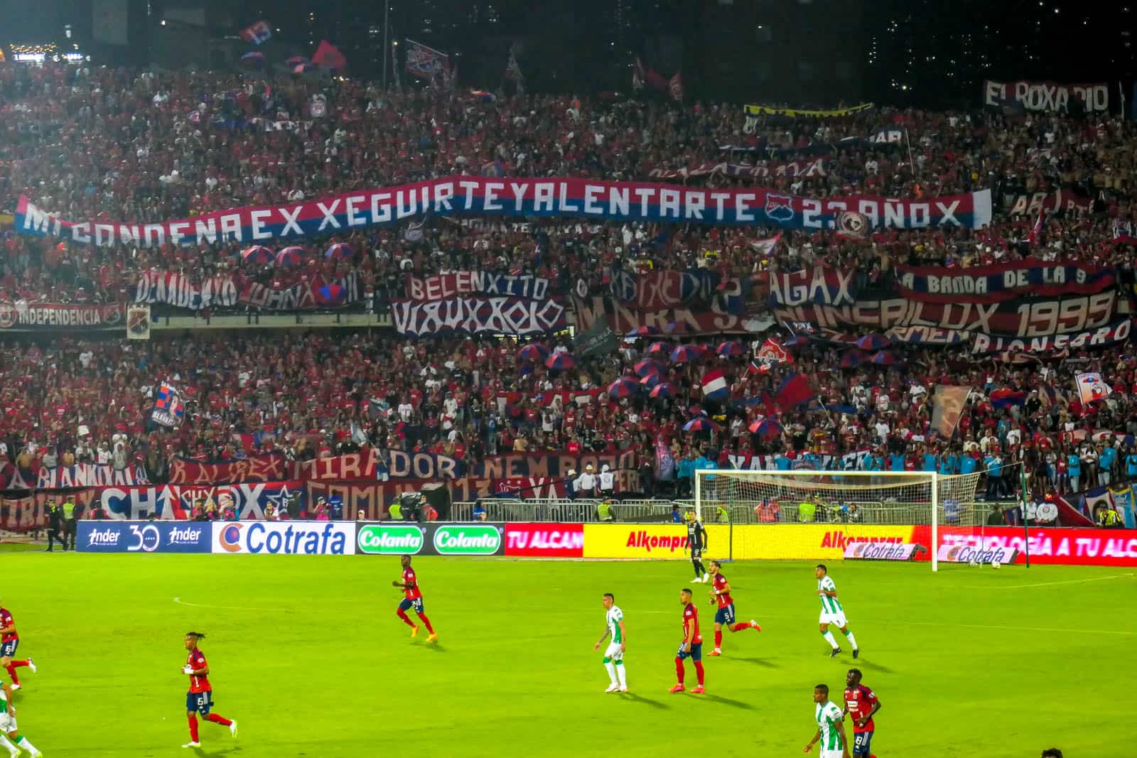 Ontlading na late treffer bij Medellin derby vol pyro en spandoeken
