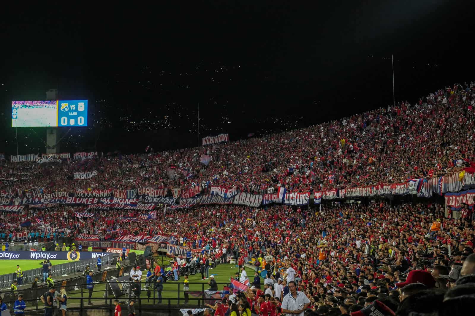 Ontlading na late treffer bij Medellin derby vol pyro en spandoeken