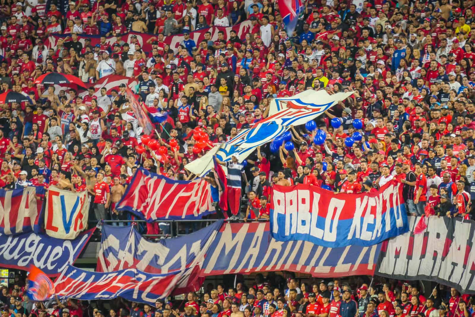 Ontlading na late treffer bij Medellin derby vol pyro en spandoeken