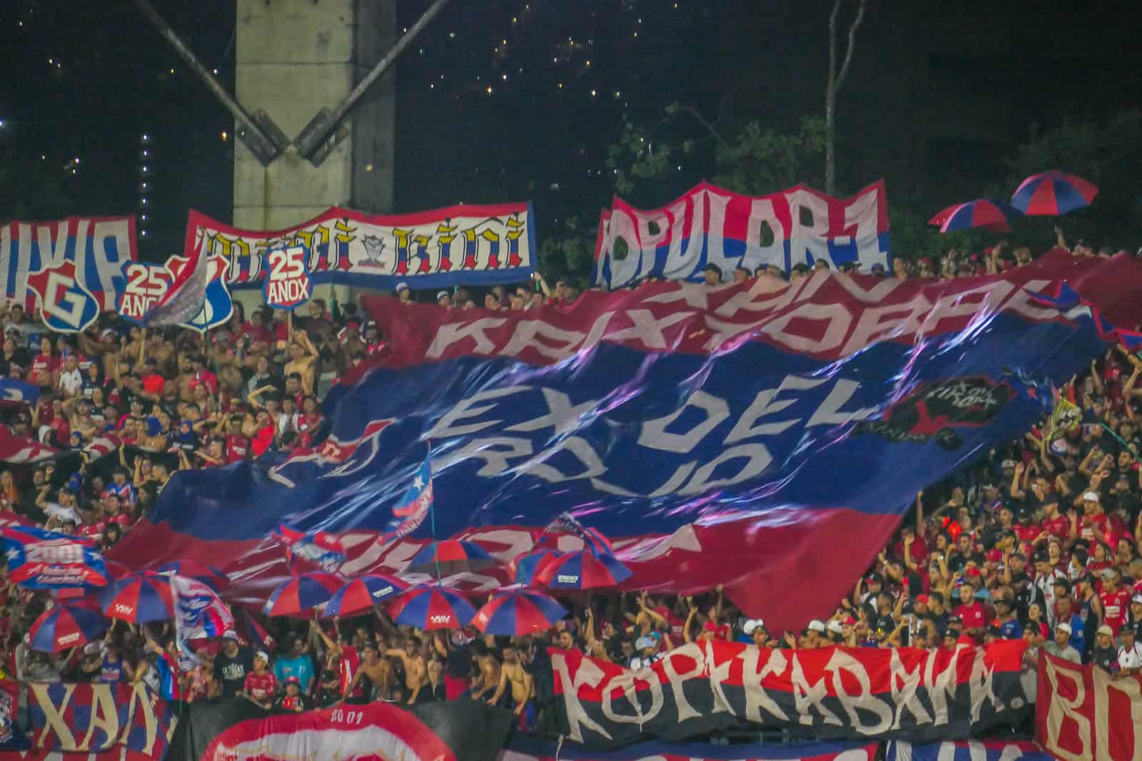 Ontlading na late treffer bij Medellin derby vol pyro en spandoeken