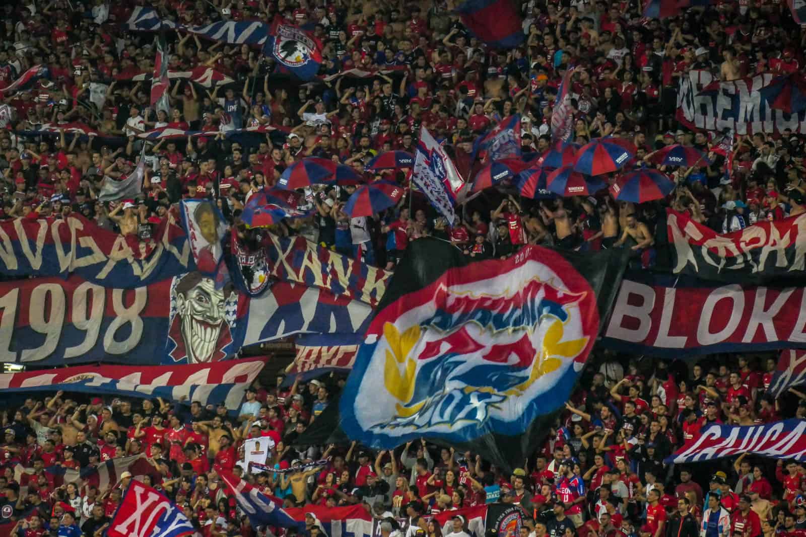 Ontlading na late treffer bij Medellin derby vol pyro en spandoeken