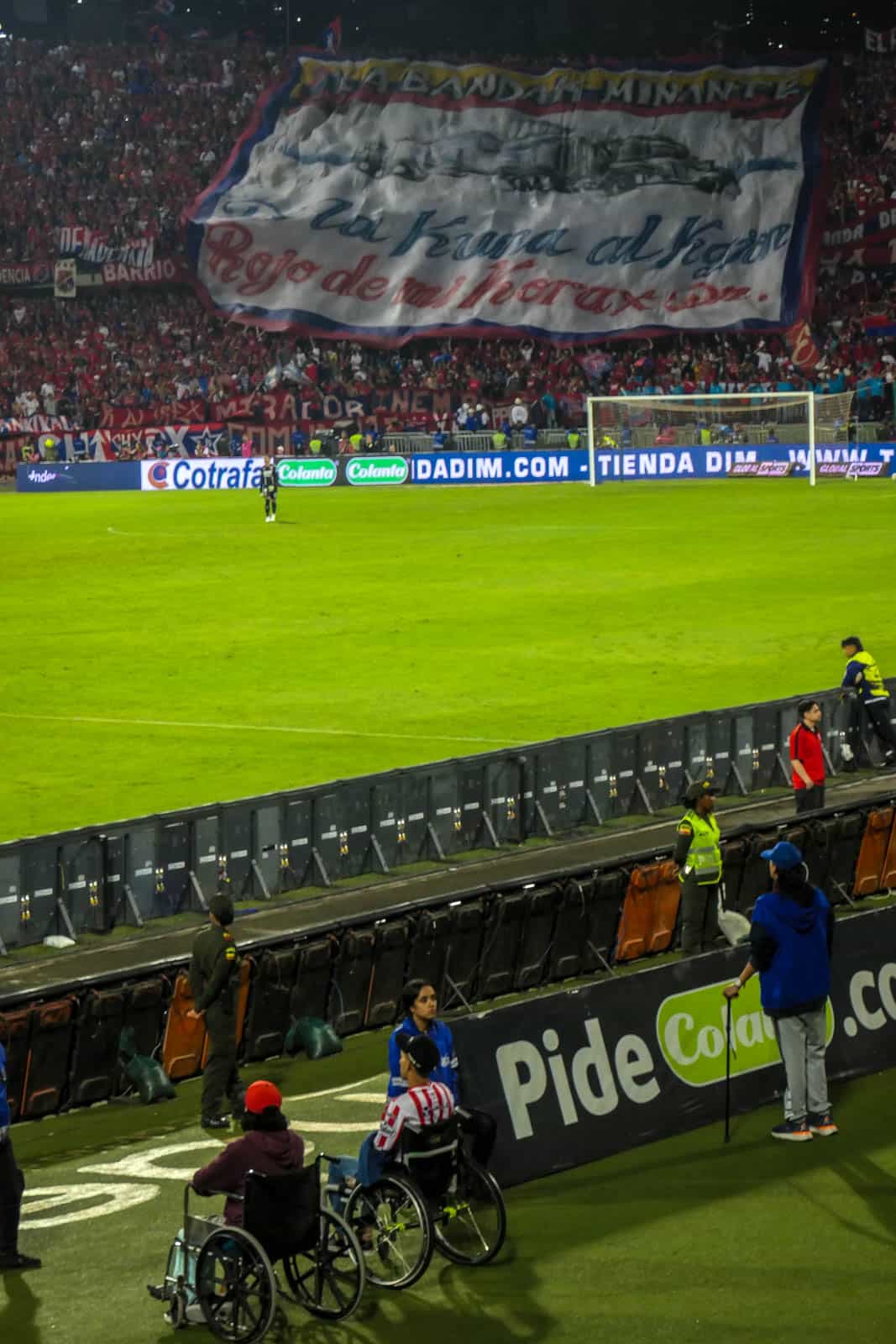 Ontlading na late treffer bij Medellin derby vol pyro en spandoeken