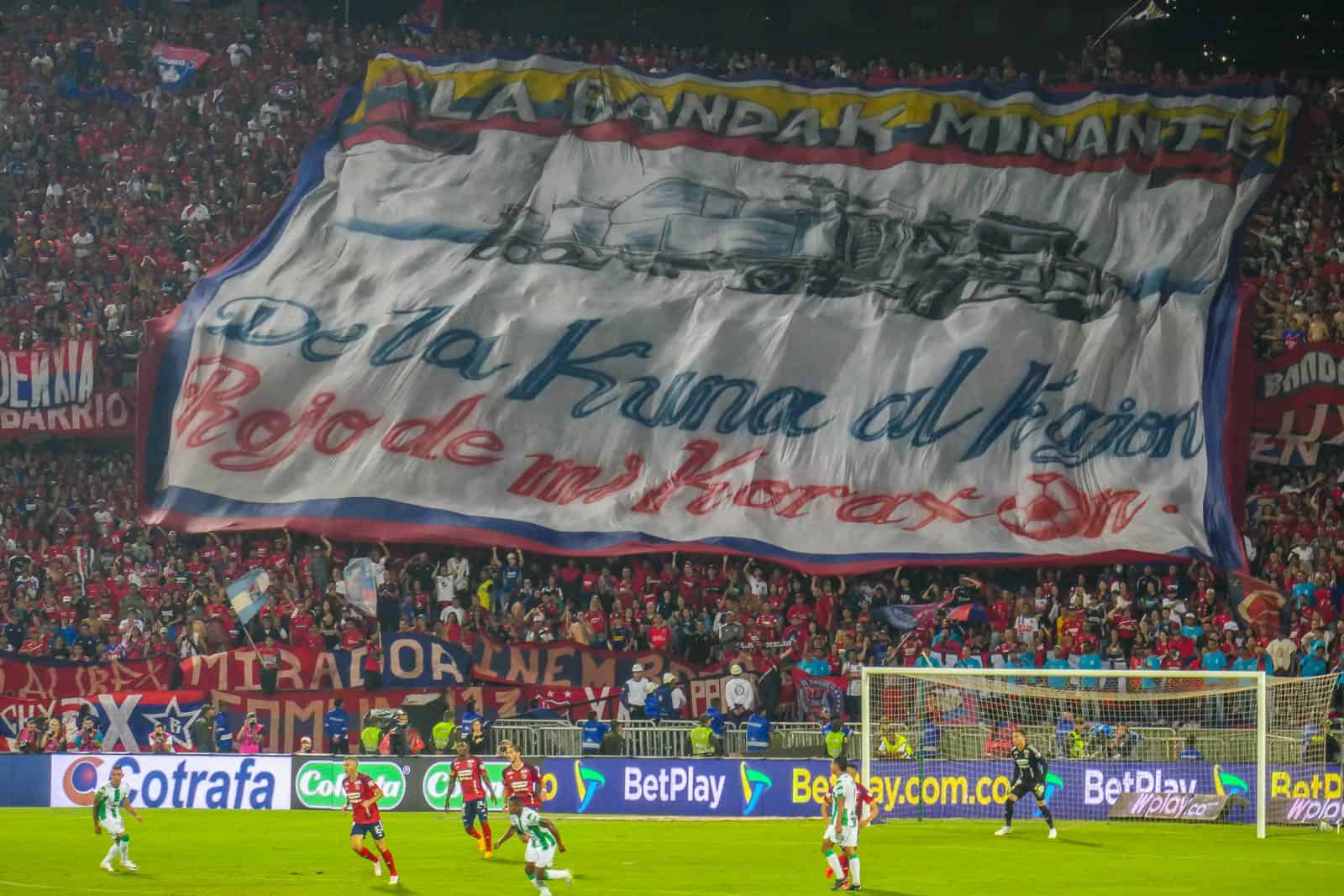 Ontlading na late treffer bij Medellin derby vol pyro en spandoeken
