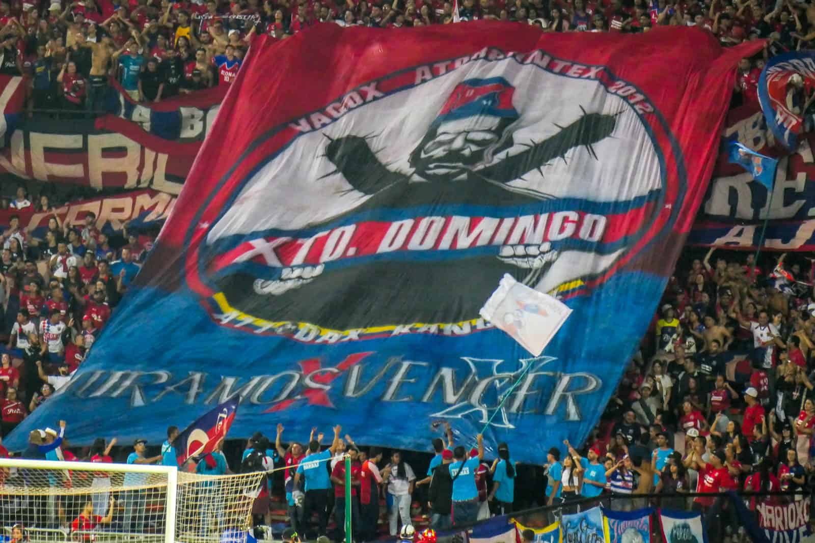 Ontlading na late treffer bij Medellin derby vol pyro en spandoeken