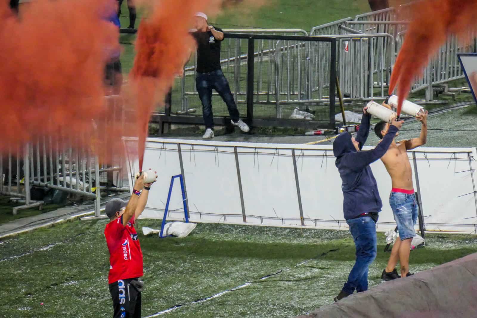 Ontlading na late treffer bij Medellin derby vol pyro en spandoeken