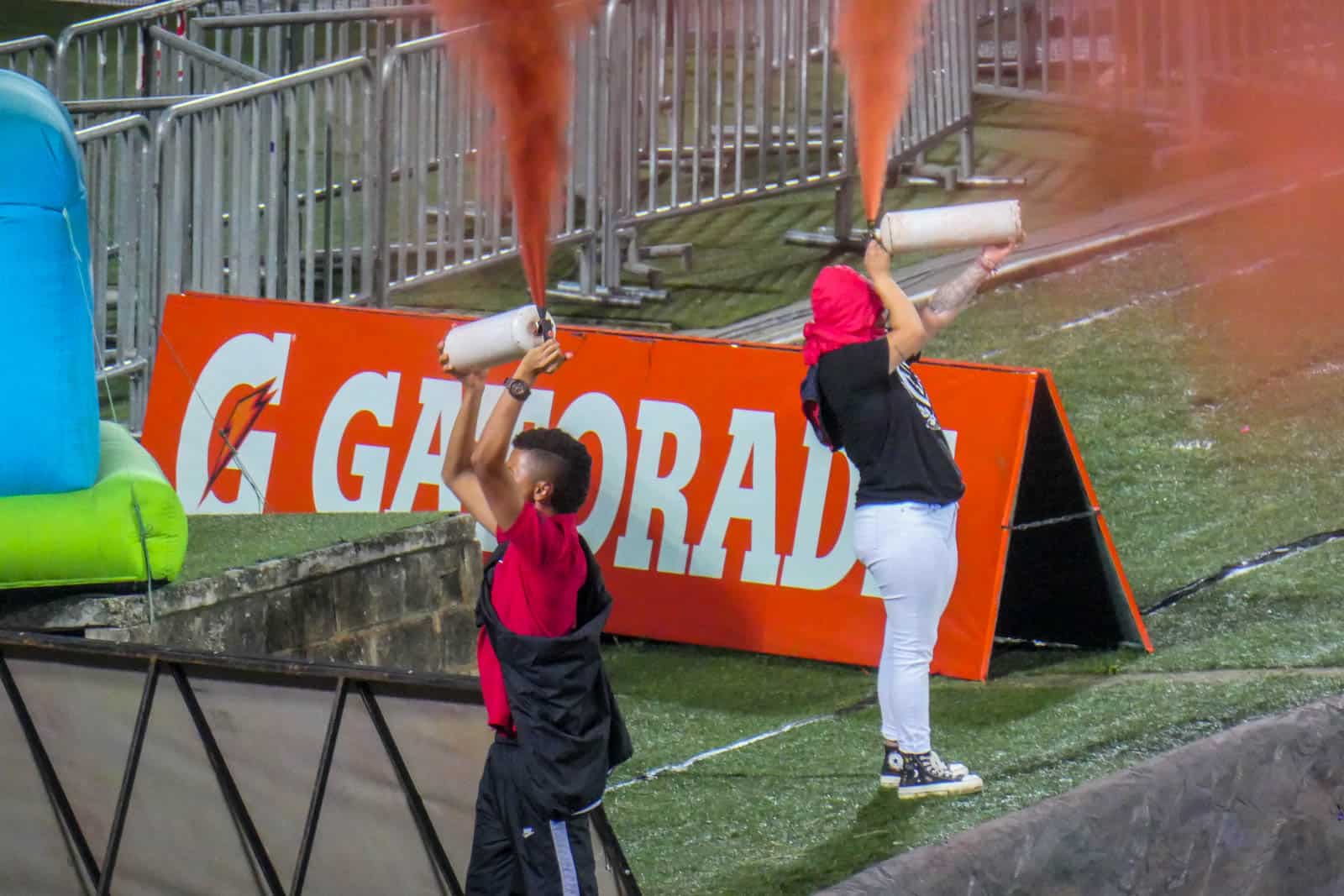 Ontlading na late treffer bij Medellin derby vol pyro en spandoeken