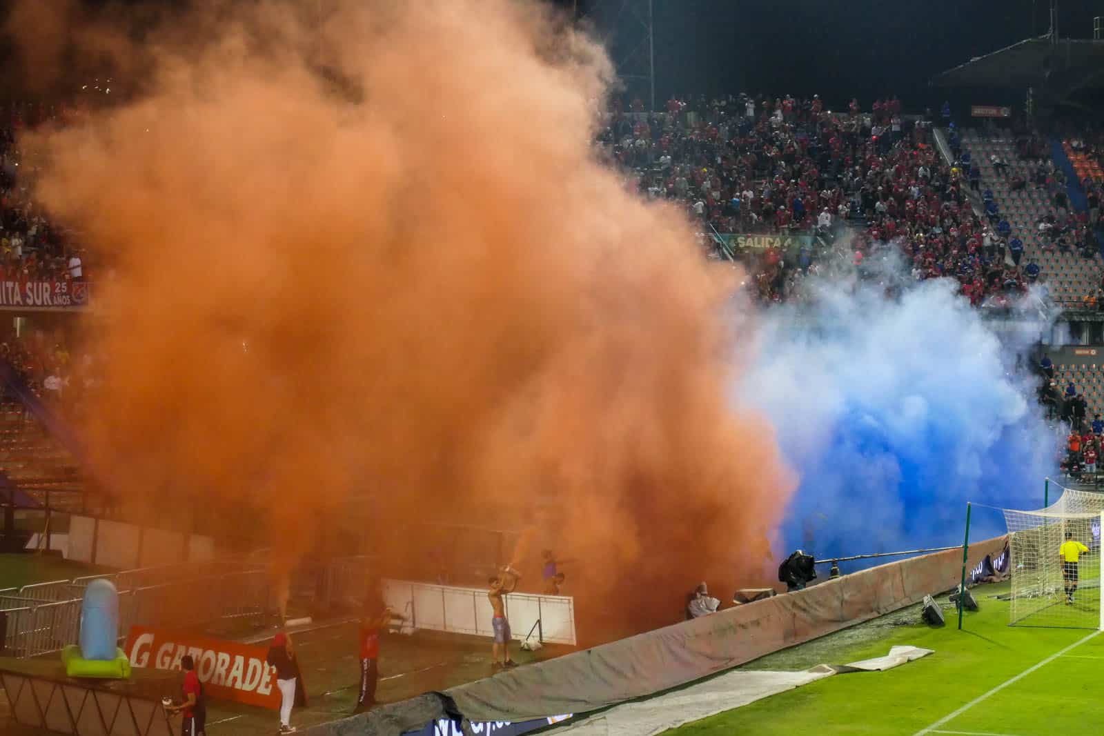 Ontlading na late treffer bij Medellin derby vol pyro en spandoeken