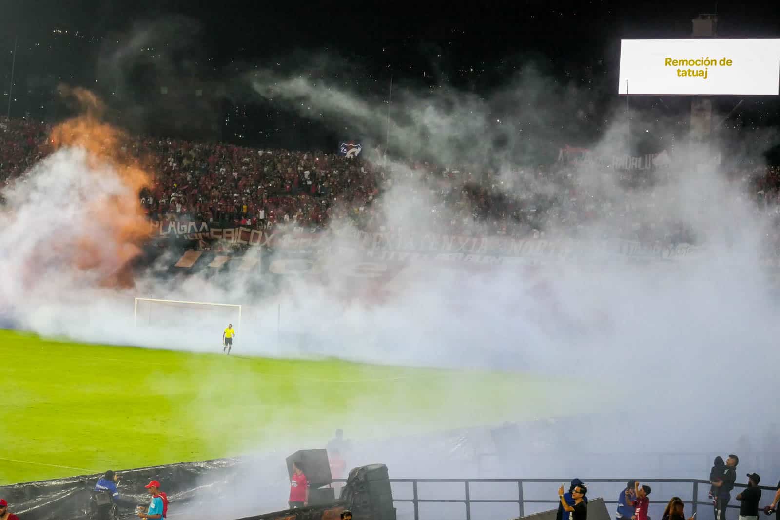 Ontlading na late treffer bij Medellin derby vol pyro en spandoeken
