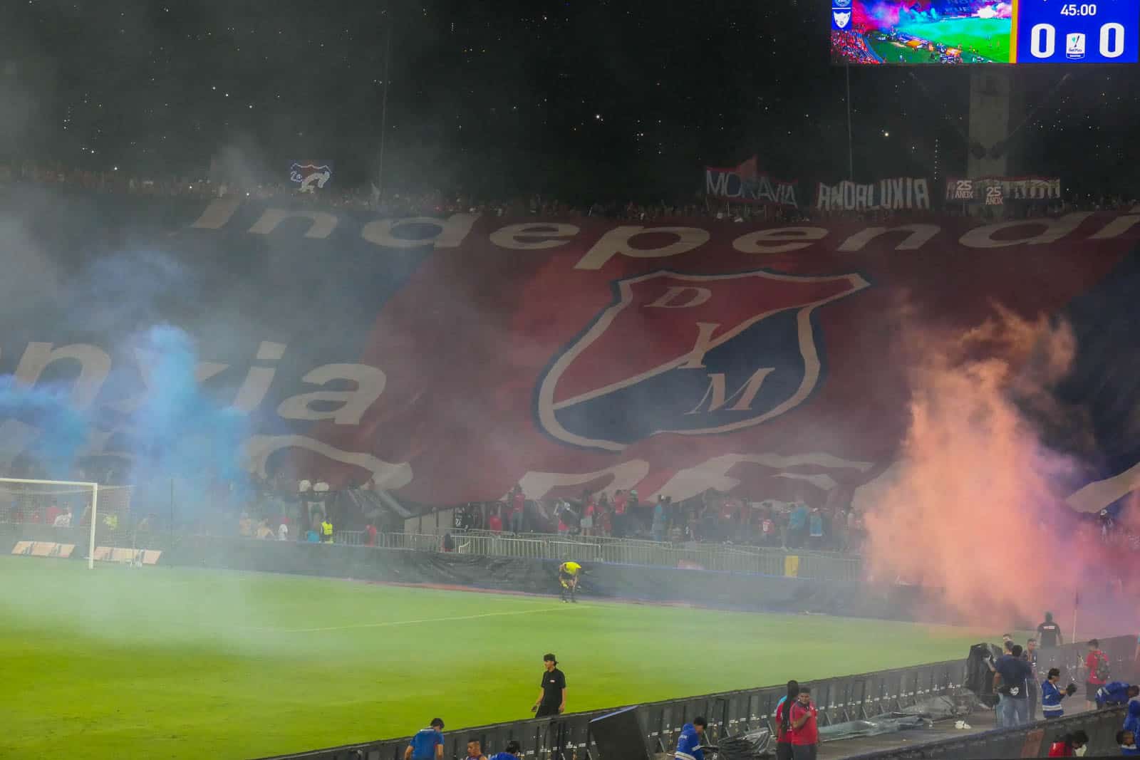 Ontlading na late treffer bij Medellin derby vol pyro en spandoeken