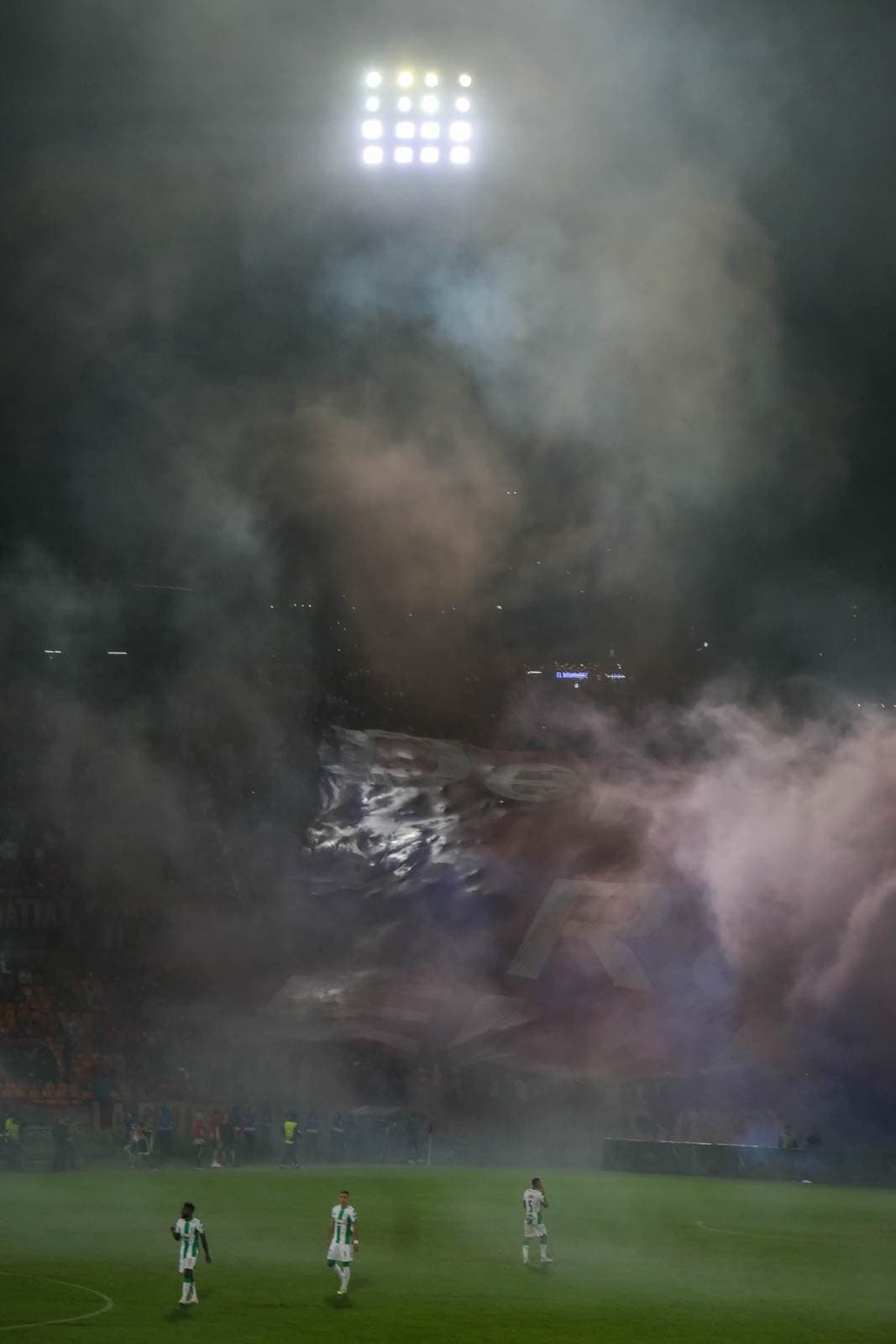 Ontlading na late treffer bij Medellin derby vol pyro en spandoeken