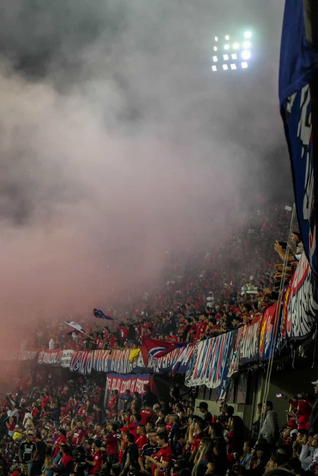 Ontlading na late treffer bij Medellin derby vol pyro en spandoeken