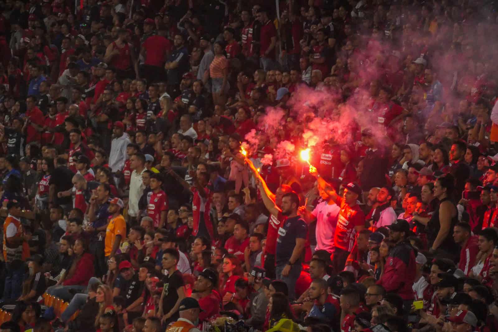 Ontlading na late treffer bij Medellin derby vol pyro en spandoeken