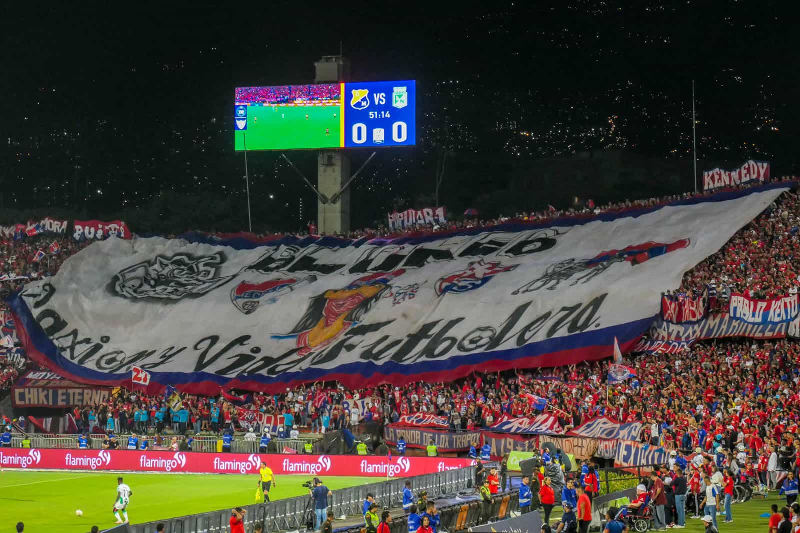 Ontlading na late treffer bij Medellin derby vol pyro en spandoeken
